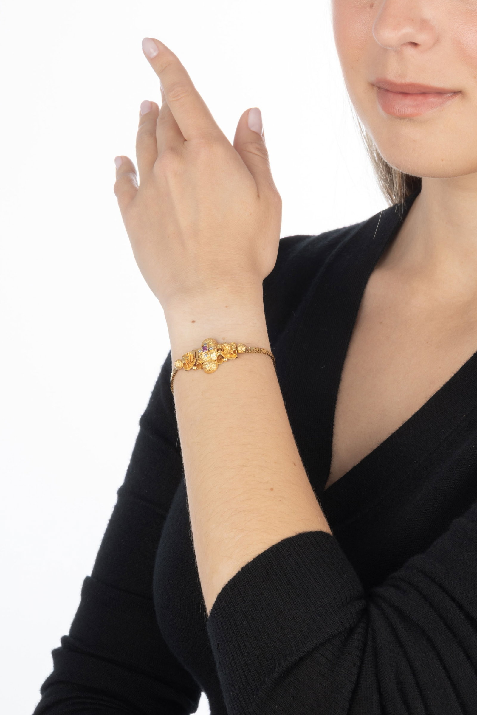 Bracelet XIXe s., or 750 orné d'un centre bombé et ciselé serti d'un rubis encadr - 5