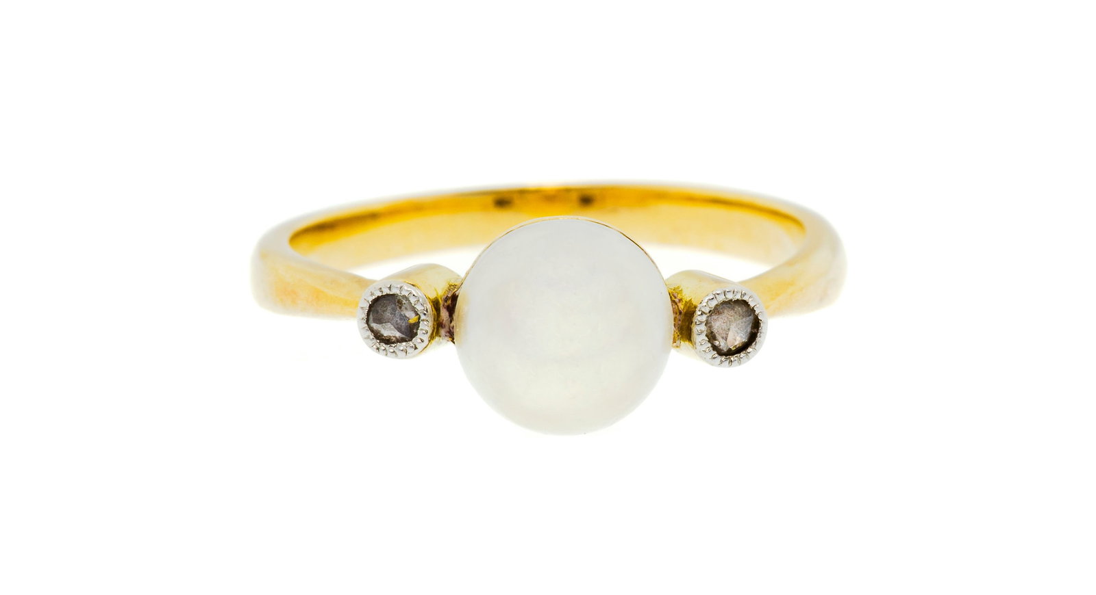 Bague XIXe s., or 750 ornée d'une perle bouton (non testée) épaulée de deux diam: Bague XIXe s., or 750 ornée d'une perle bouton (non testée) épaulée de deux diamants taille rose, doigt 46-6 Condition Bon état de conservation général.