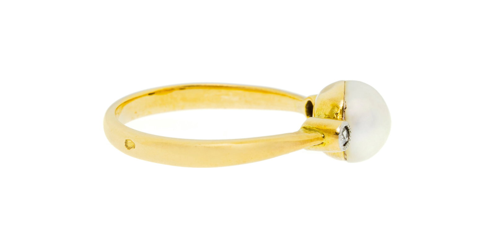 Bague XIXe s., or 750 ornée d'une perle bouton (non testée) épaulée de deux diam - 2