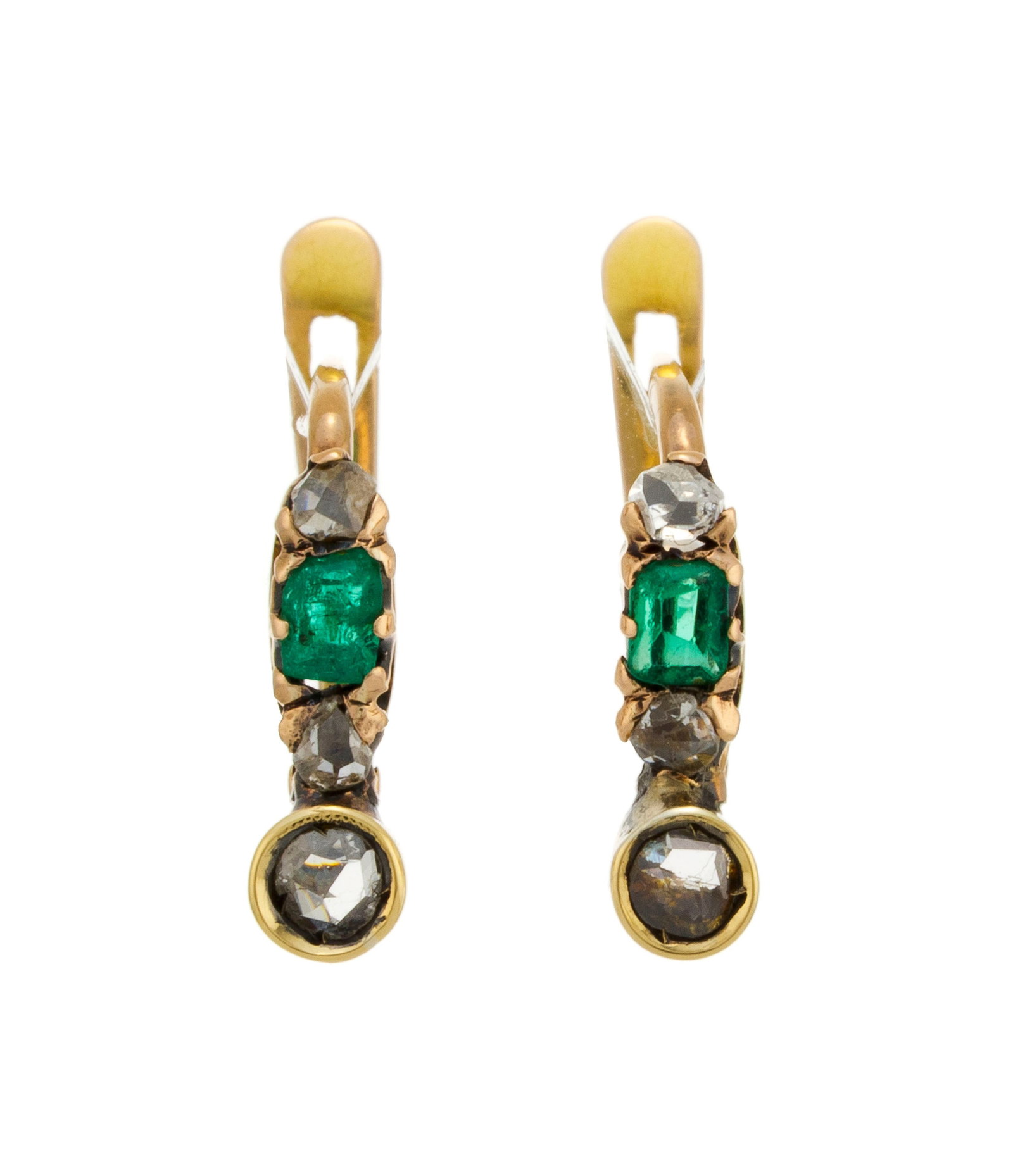 Paire de boucles d'oreilles XIXe s., or 750 serties d'émeraudes et de diamants taille rose, h. : Paire de boucles d'oreilles XIXe s., or 750 serties d'émeraudes et de diamants taille rose, h. 1.2 cm Condition Bon état général pour des pièces d'époque. Egrisures aux