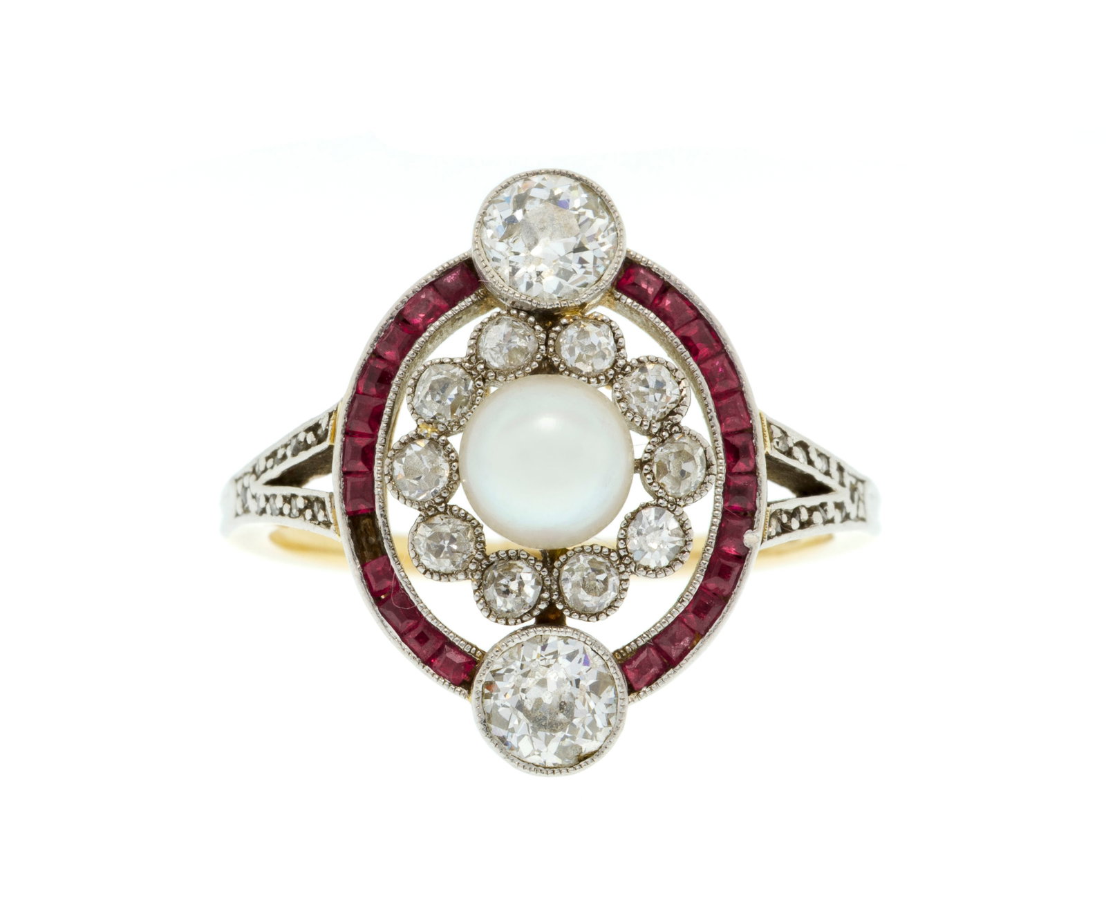 Bague fin XIXe s., or 750 et platine formée d'un cercle de rubis calibrés coupé de de (1 of 4)