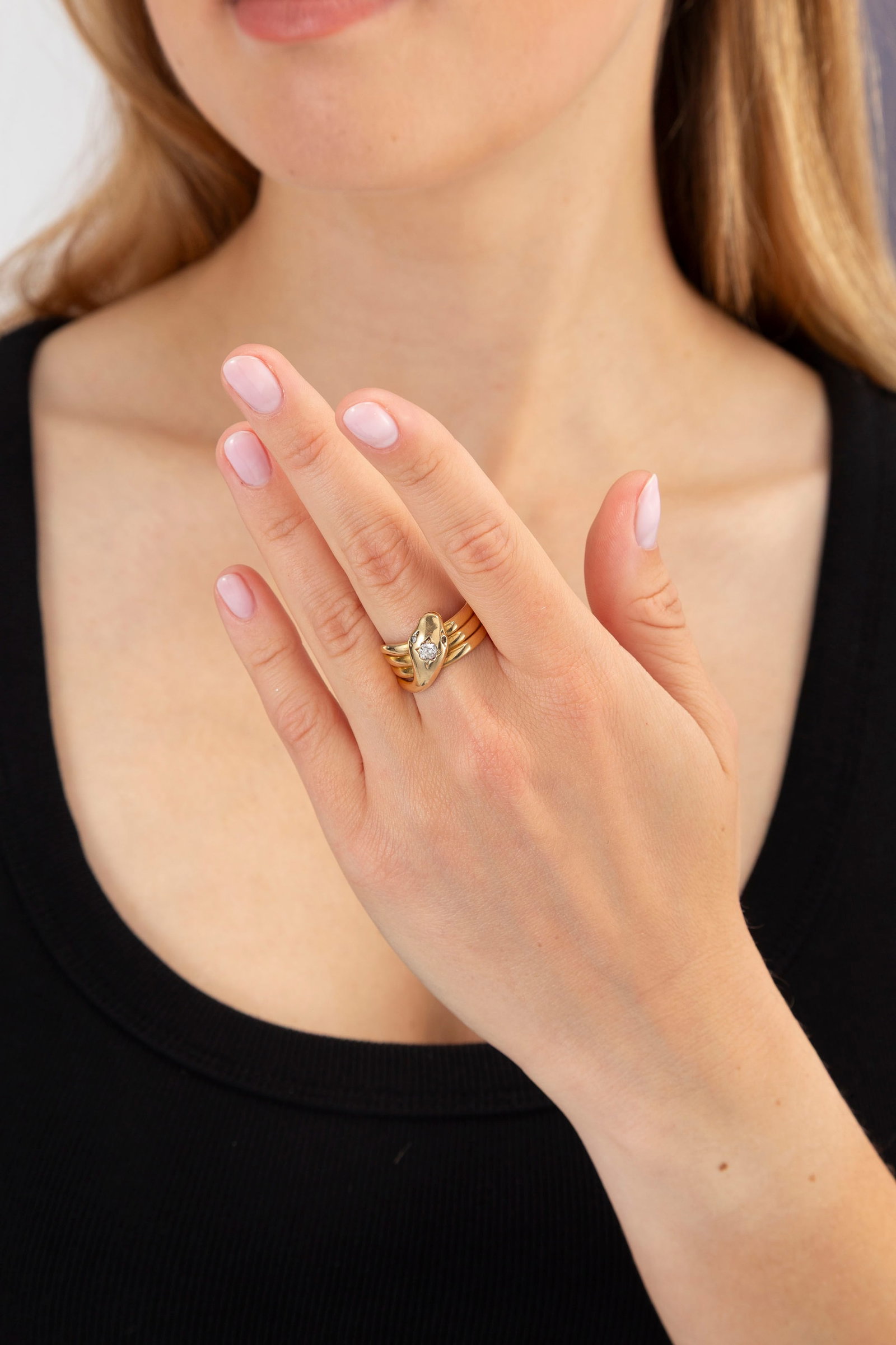 Bague XIXe s., or 750 figurant un serpent s'enroulant autour du doigt, la tête sertie de 3 diam - 4