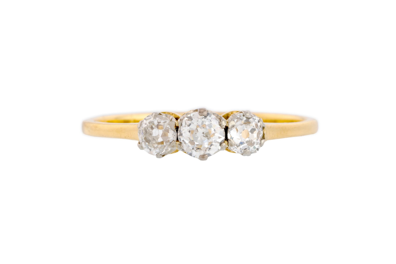Bague XIXe s., 2 ors 750 sertie de trois diamants taille ancienne, doigt 63-23: Bague XIXe s., 2 ors 750 sertie de trois diamants taille ancienne, doigt 63-23 Condition Bon état de conservation général. Présence de rayures et micro rayures d'usage normal.
