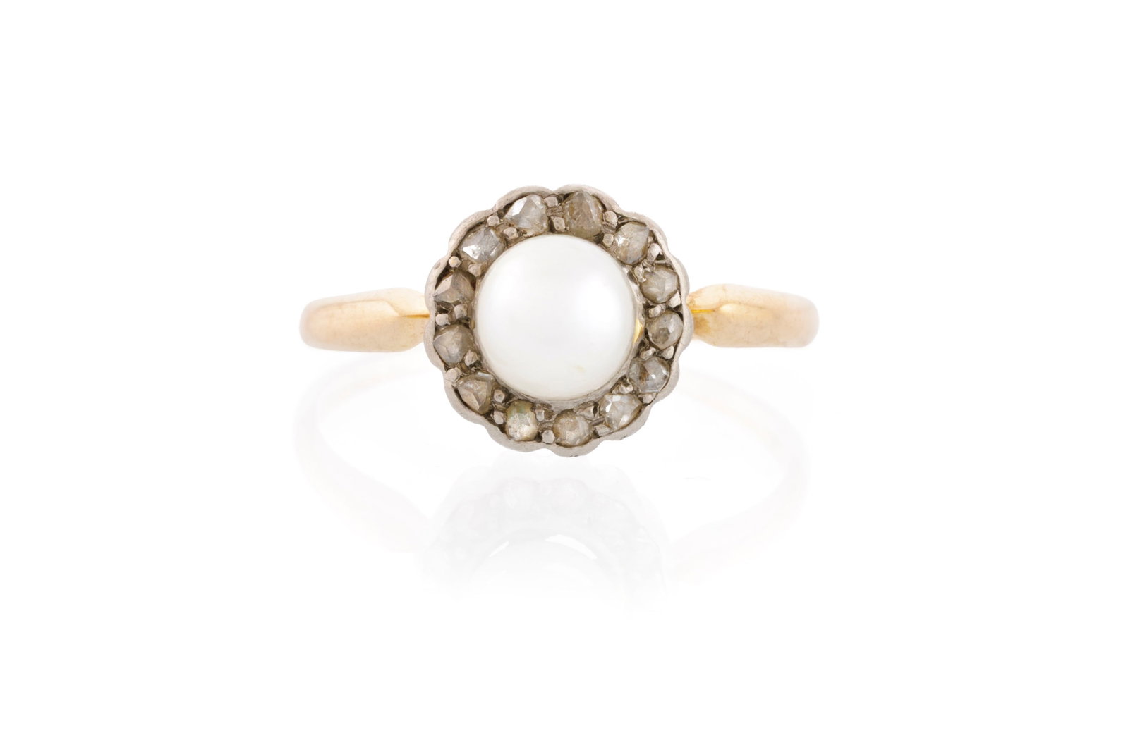 Bague 2 ors ornée d'une perle blanche (non testée) entourée de diamants taille rose,  (1 of 3)