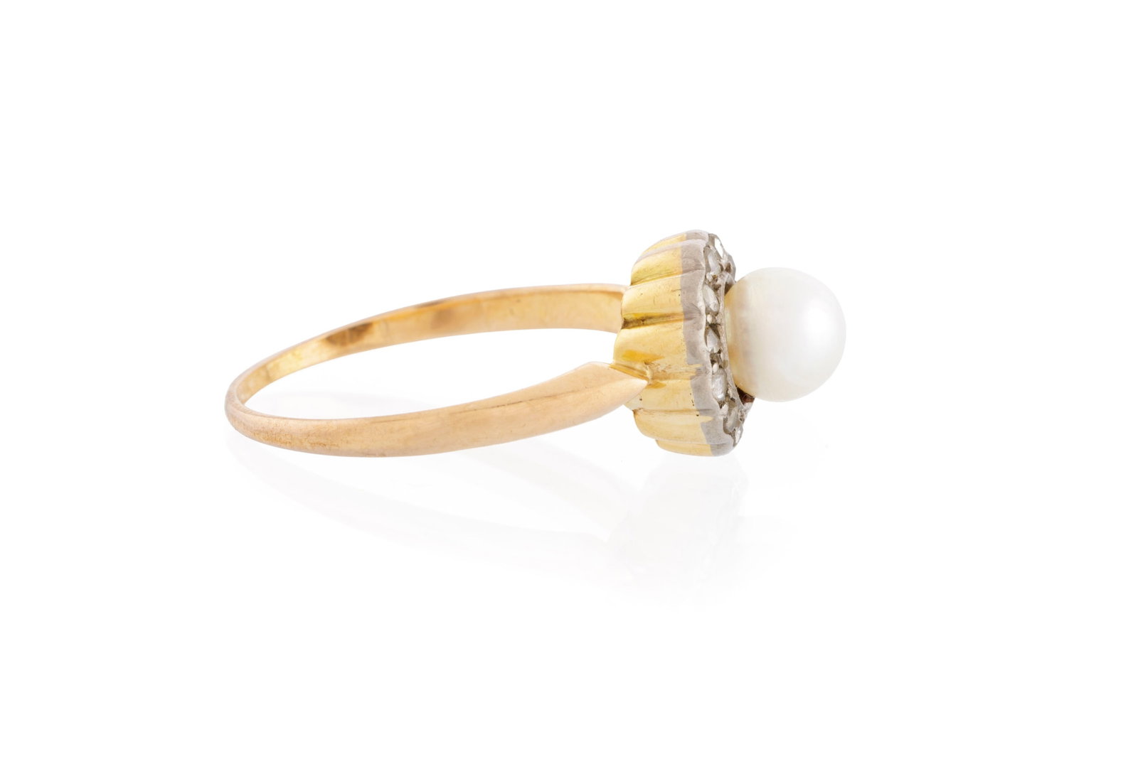 Bague 2 ors ornée d'une perle blanche (non testée) entourée de diamants taille rose,  - 2
