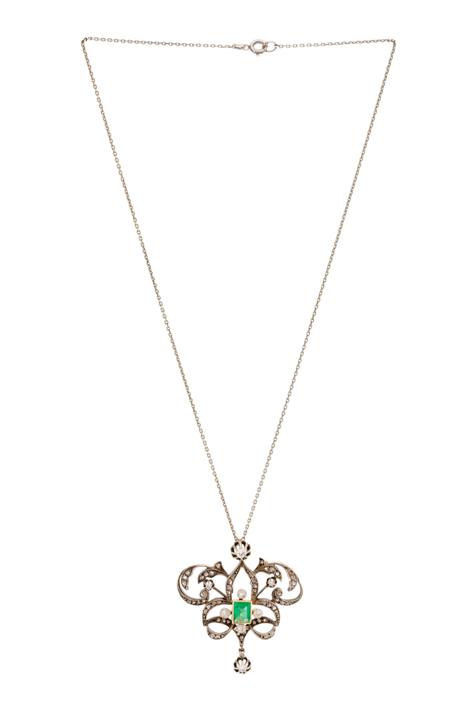Pendentif XIXe s., or et argent ajouré stylisant un motif végétal serti de diamants t: Pendentif XIXe s., or et argent ajouré stylisant un motif végétal serti de diamants taille ancienne et rose ainsi que d'une émeraude rectangulaire, sur une chaîne en argent, h