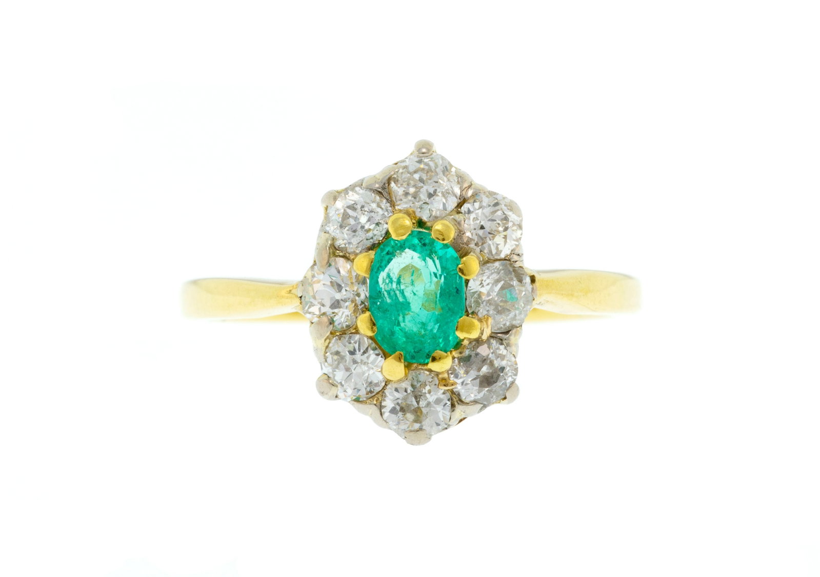 Bague début XXe s., 2 ors 585 sertie d'une émeraude ovale entourée de diamants taille: Bague début XXe s., 2 ors 585 sertie d'une émeraude ovale entourée de diamants taille ancienne, doigt 49-9 Condition Bon état de conservation général pour un bijoux d'