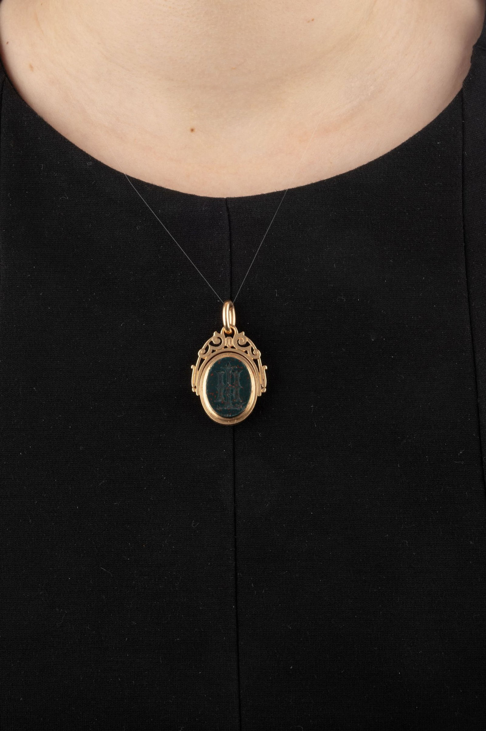 Pendentif-médaillon à sceaux XIXe s., or 750 orné de deux intailles sur onyx et jaspe - 5