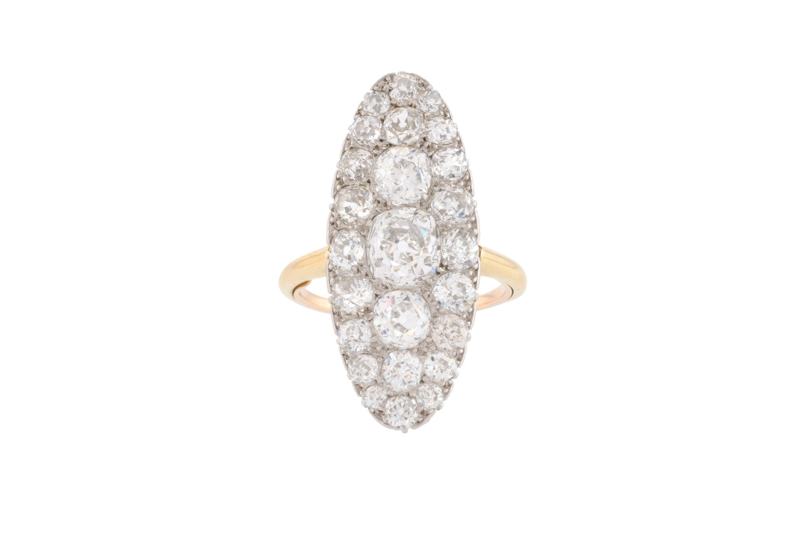 Bague marquise XIXe s., 2 ors ornée d'un élément oblong pavé de diamants taille : Bague marquise XIXe s., 2 ors ornée d'un élément oblong pavé de diamants taille ancienne, doigt 50-10 Condition Bon à très bon état de conservation pour une piè