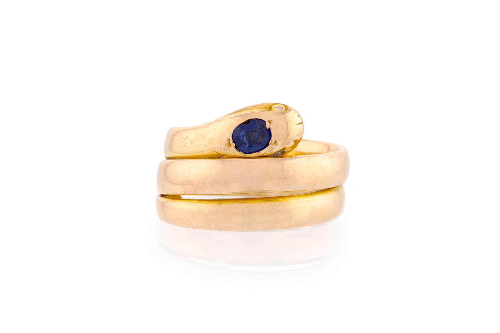 Bague XIXe s., or 750 représentant un serpent s'enroulant autour du doigt, la tête sertie : Bague XIXe s., or 750 représentant un serpent s'enroulant autour du doigt, la tête sertie d'un saphir ovale, doigt 52-12, 9g Condition Bon état de conservation général.