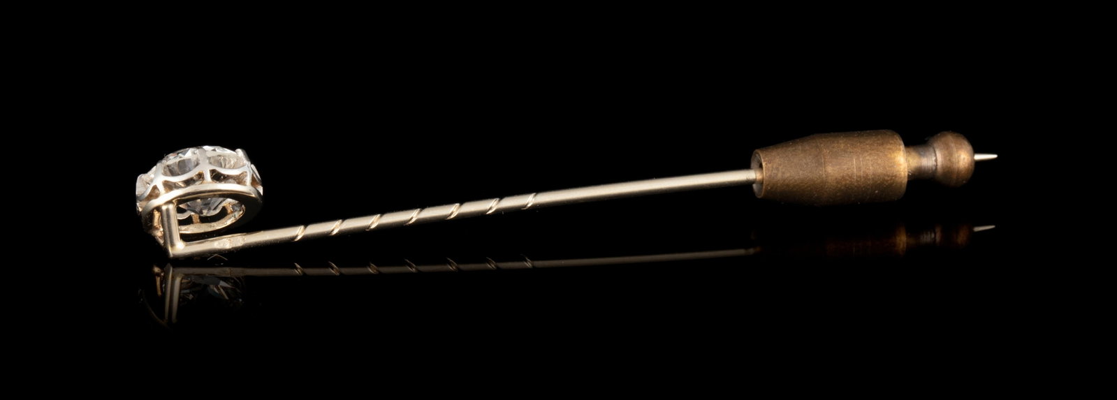 Epingle début XXe s., or gris 750 et platine sertie d'un diamant taille ancienne (env. 1.6 ct), - 2