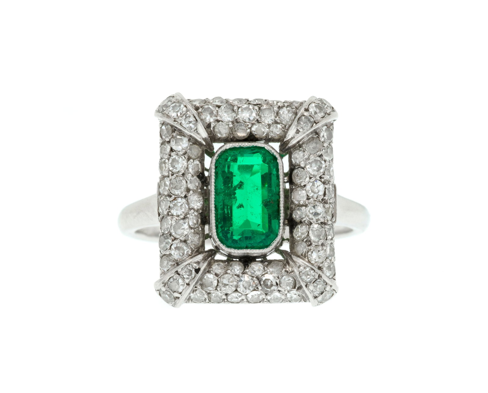 Bague Art Déco platine sertie d'une émeraude rectangulaire à pans coupés encadr&: Bague Art Déco platine sertie d'une émeraude rectangulaire à pans coupés encadrée de diamants taille 8/8, doigt 52-12 Condition Monture: Bon état de conservation gén
