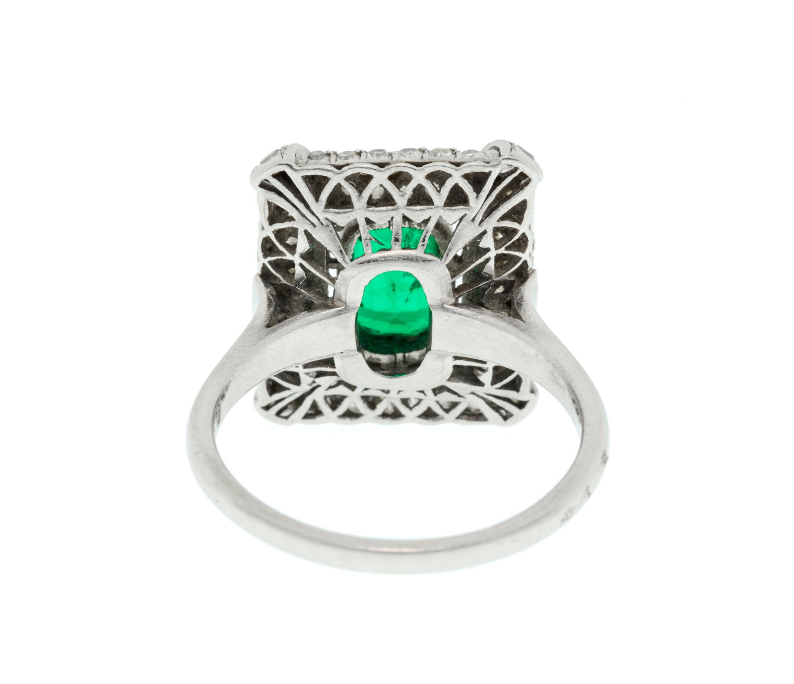 Bague Art Déco platine sertie d'une émeraude rectangulaire à pans coupés encadr& - 3