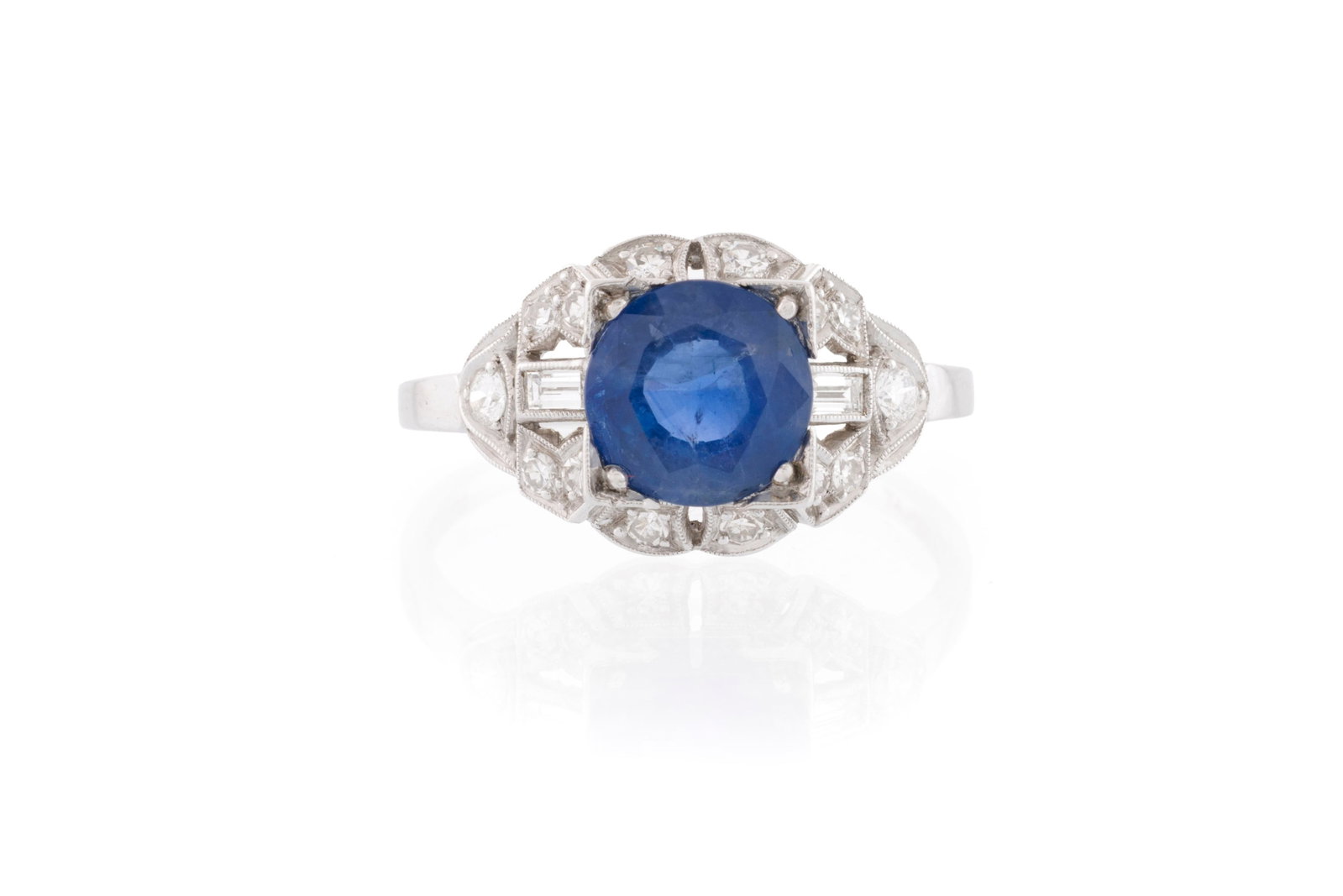 Bague Art Déco platine ajouré sertie millegrain de diamants et d'un saphir de différe (1 of 3)