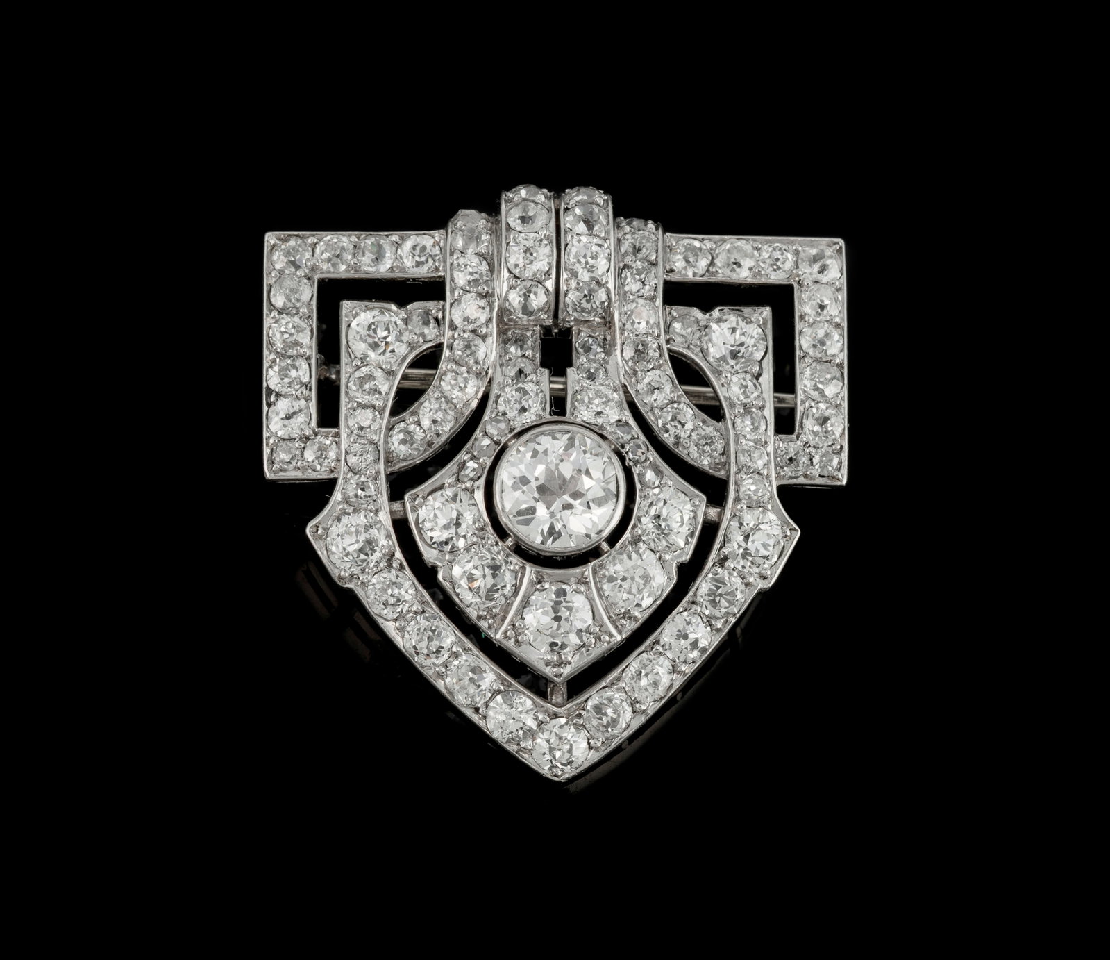 Broche Art Déco platine et or gris 750 ajourée et sertie de diamants taille ancienne dont : Broche Art Déco platine et or gris 750 ajourée et sertie de diamants taille ancienne dont un plus important au centre (env. 0.7 ct), h. 2.9 cm Condition Bon état de conservation gé