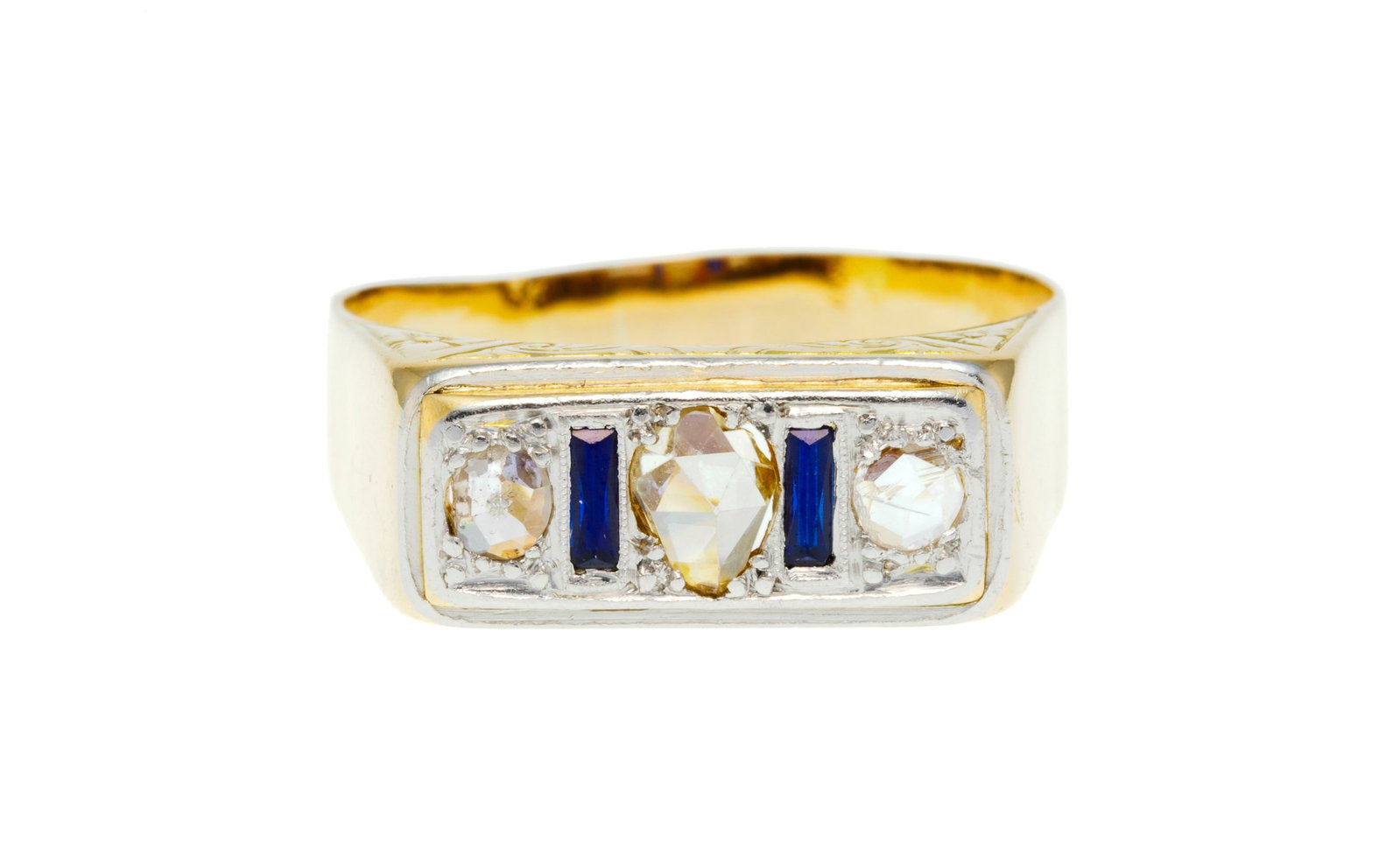 Bague début XXe s., 2 ors 750 gravés et sertie de 3 diamants taille rose alternés de : Bague début XXe s., 2 ors 750 gravés et sertie de 3 diamants taille rose alternés de deux baguettes de saphir synthétique, doigt 62-22, 4g Condition Monture: Bon état de