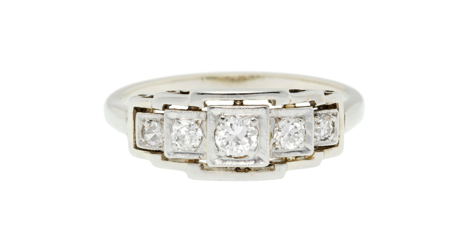 Bague Art Déco en or gris 750 ajouré sertie de 5 diamants taille brillant en chute, doigt : Bague Art Déco en or gris 750 ajouré sertie de 5 diamants taille brillant en chute, doigt 56-16 Condition Bon état de conservation général. Présence de rayures et micro