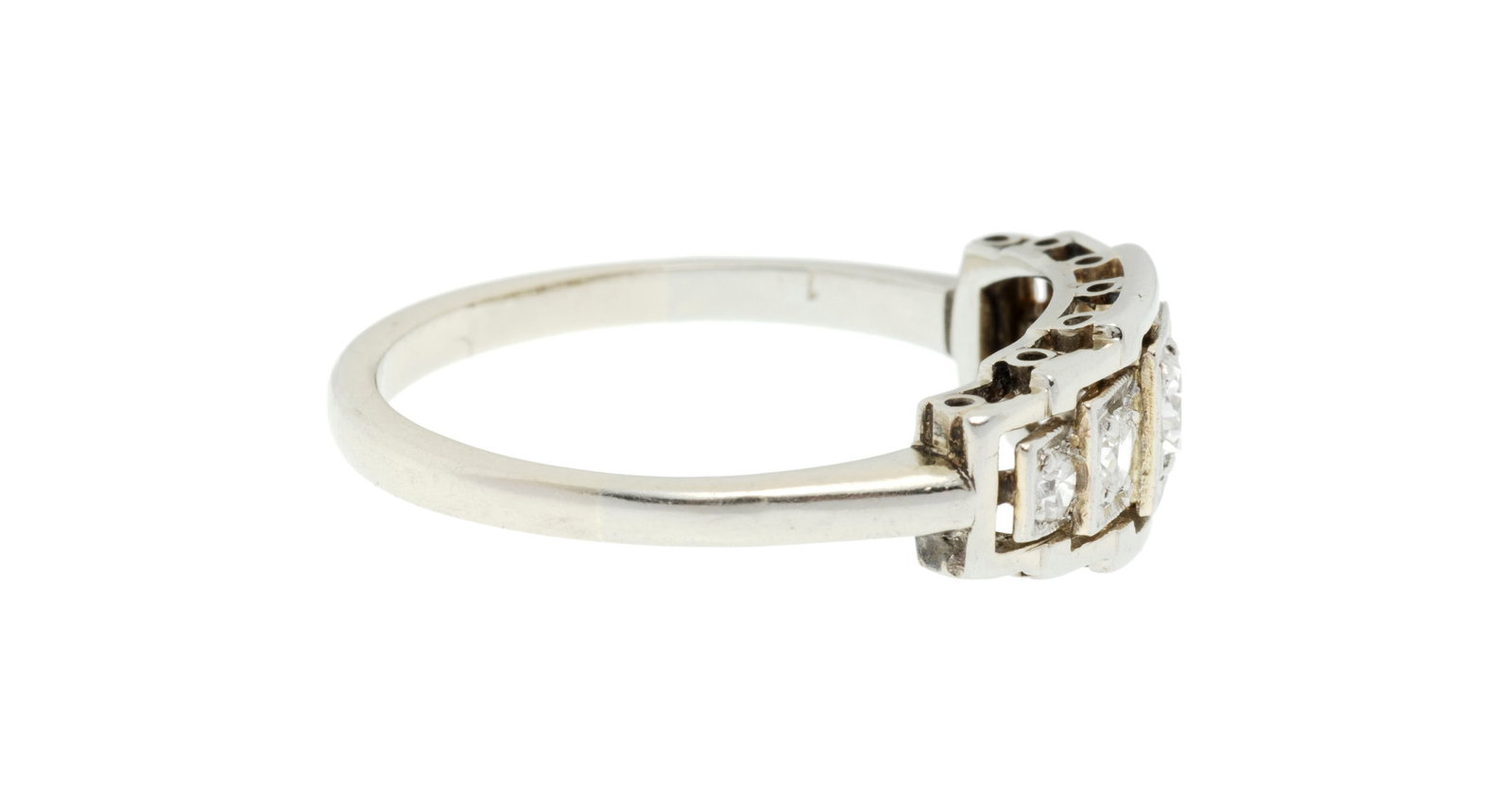 Bague Art Déco en or gris 750 ajouré sertie de 5 diamants taille brillant en chute, doigt  - 2