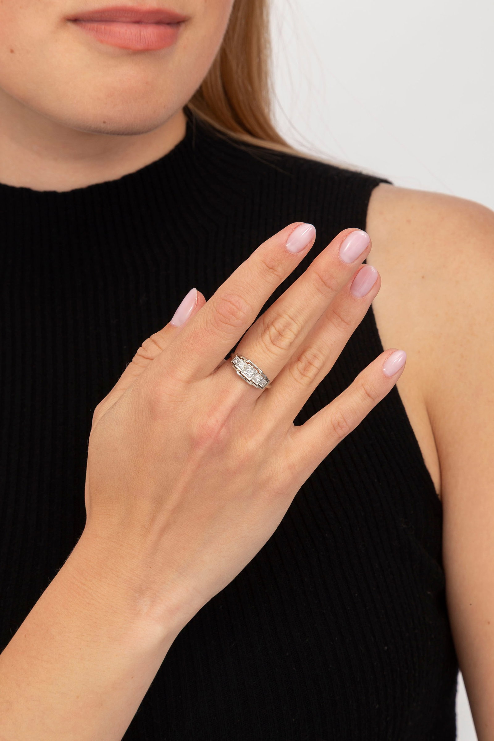 Bague Art Déco en or gris 750 ajouré sertie de 5 diamants taille brillant en chute, doigt  - 4