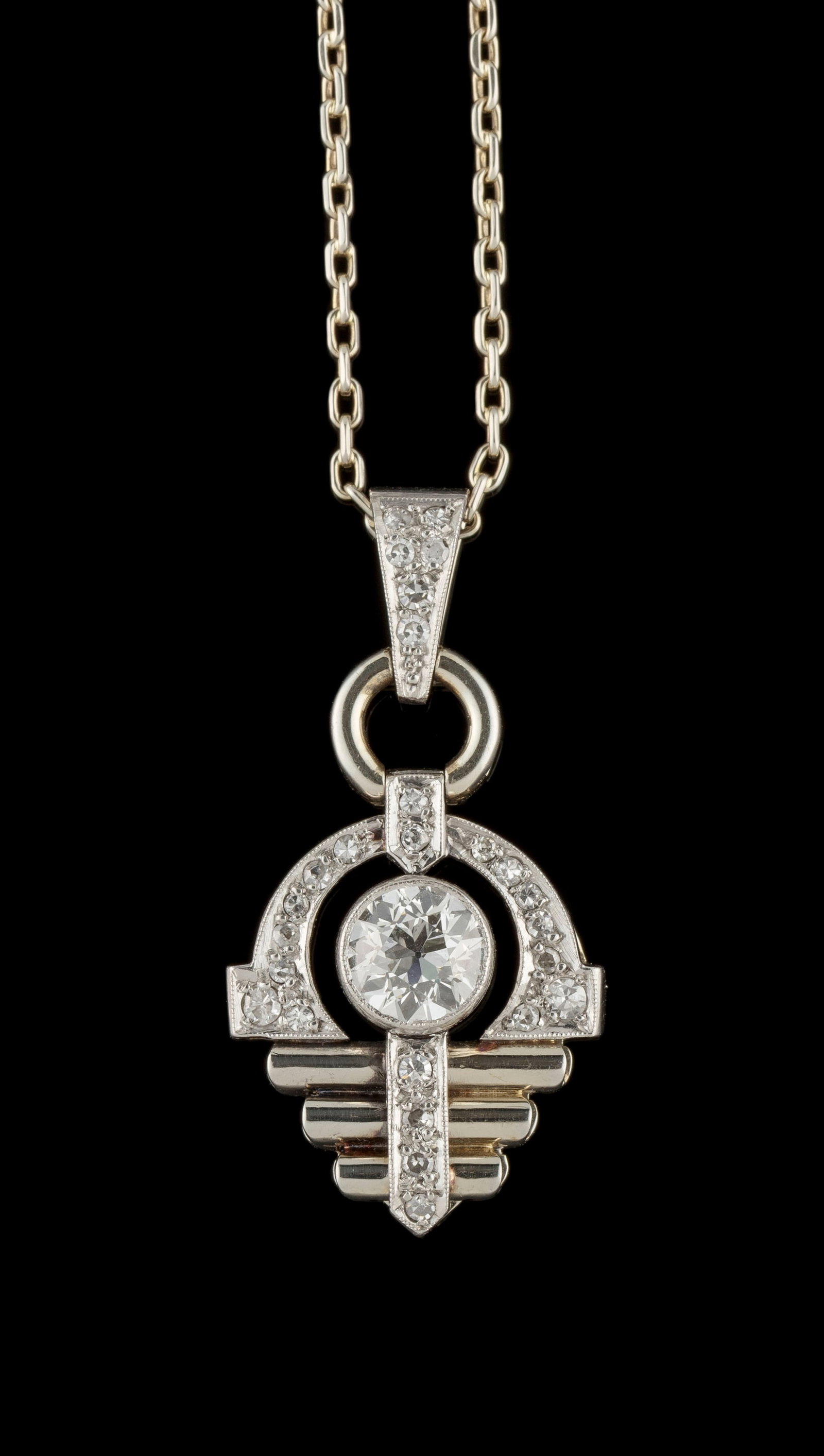 Pendentif Art Déco or gris 750 et platine serti de diamants taille 8/8 entourant un diamant tai: Pendentif Art Déco or gris 750 et platine serti de diamants taille 8/8 entourant un diamant taille ancienne plus important (env. 1.3 ct), sur une chaîne en or 750 à maille forçat