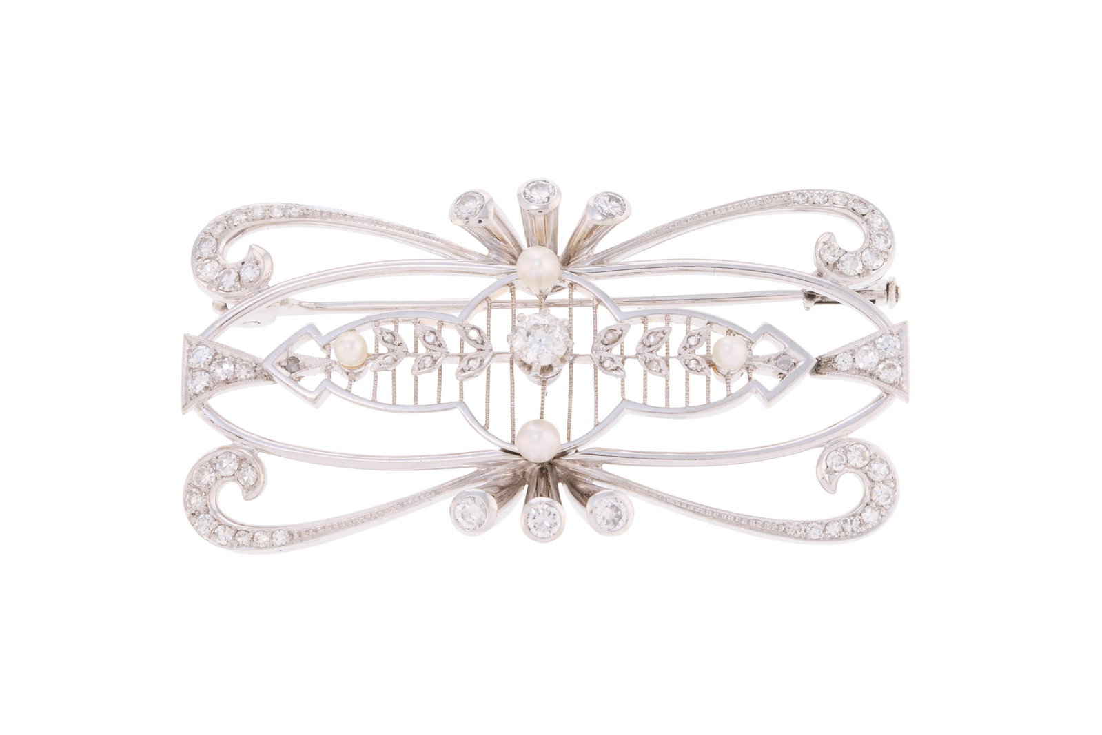 Broche Belle Époque or gris 750 ajouré sertie de diamants taille brillant et 8/8 ainsi que: Broche Belle Époque or gris 750 ajouré sertie de diamants taille brillant et 8/8 ainsi que de petites perles blanches (non testées), long. 5.2 cm, 14g Condition Monture: Bon état