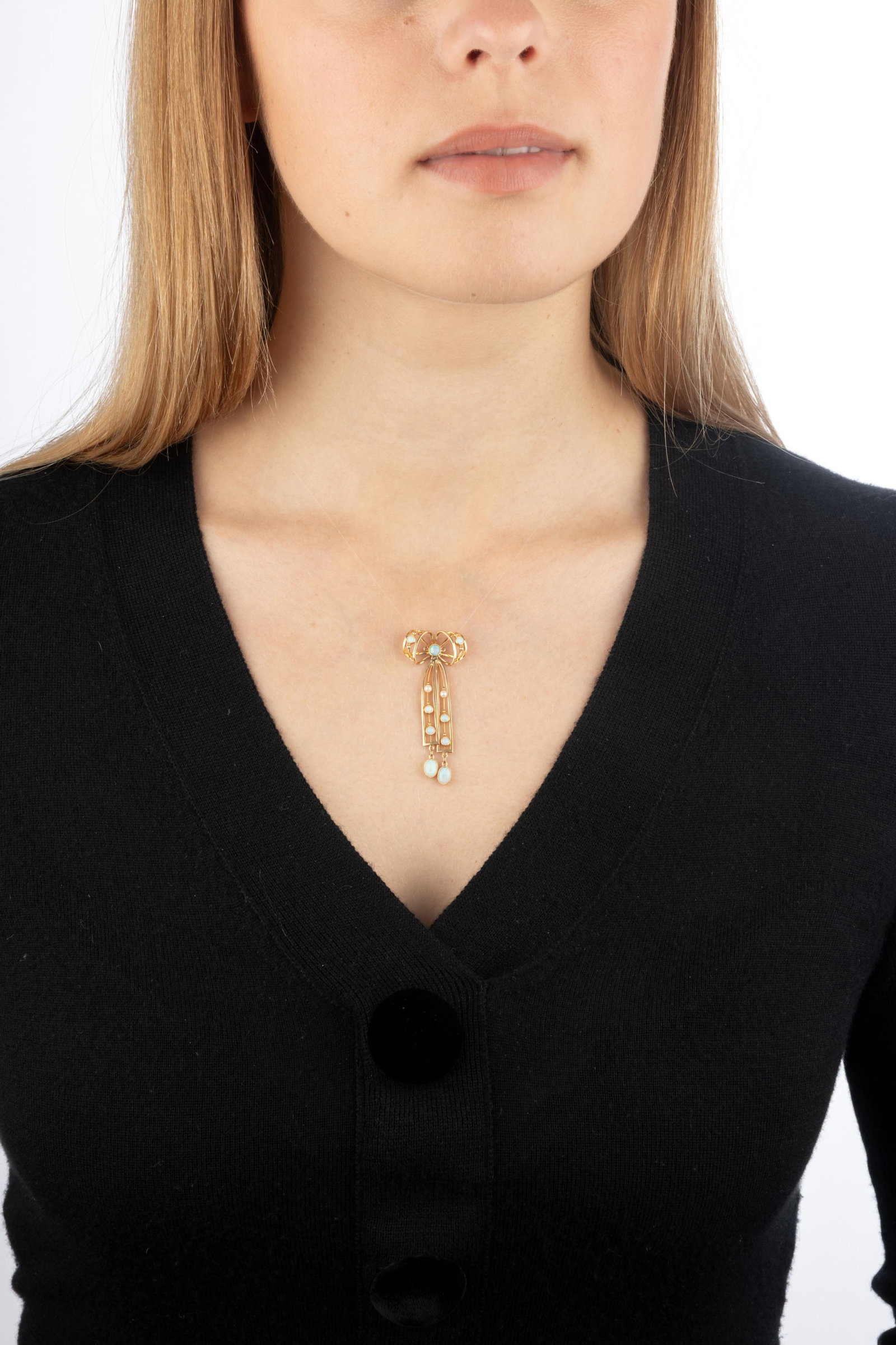 Pendentif nœud début XXe s., en or 750 ajouré serti d'opales et de deux petites perle - 4