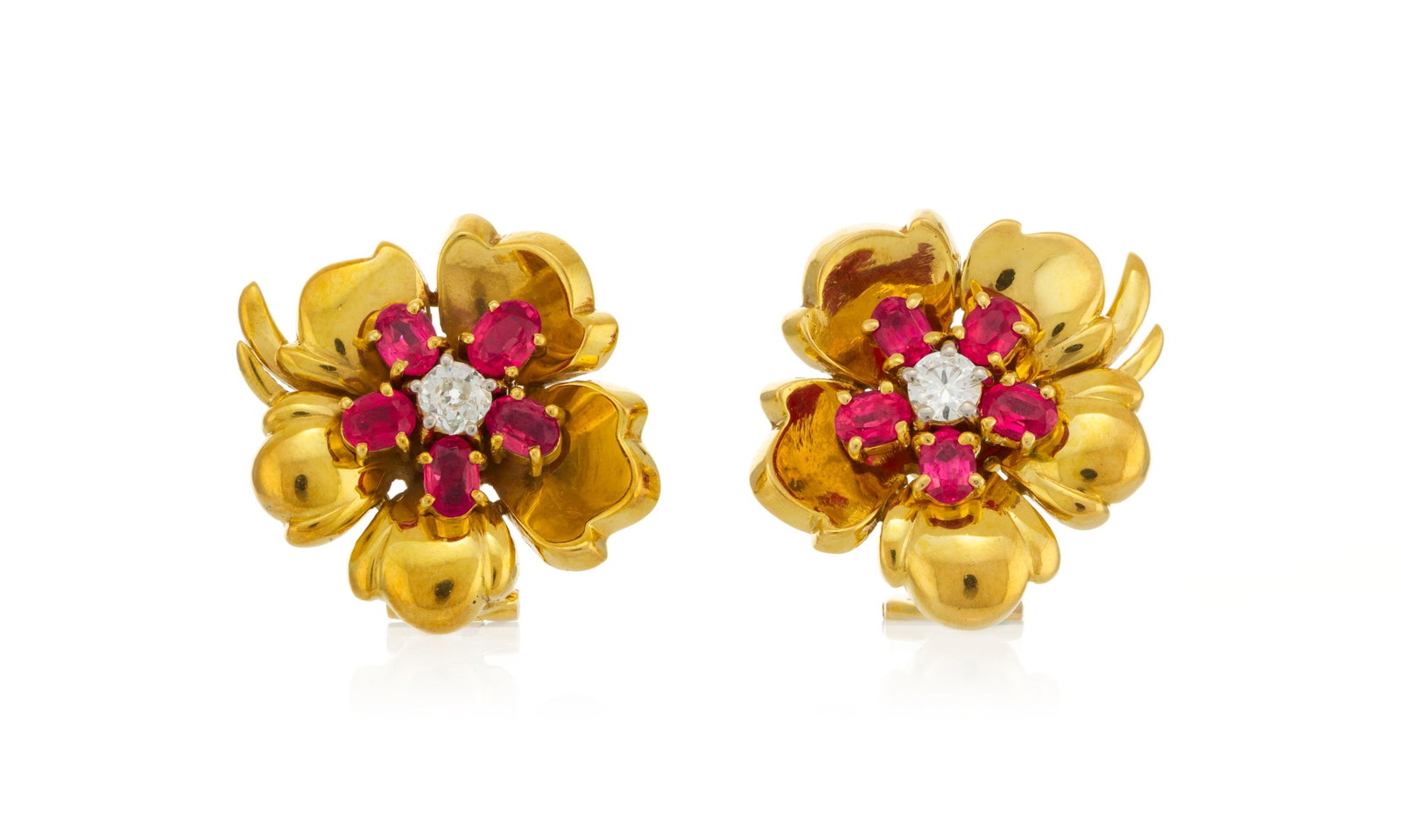 Paire de clips d'oreilles fleurs années 1940-50 or 750, les pistils sertis de saphirs roses ova (1 of 4)