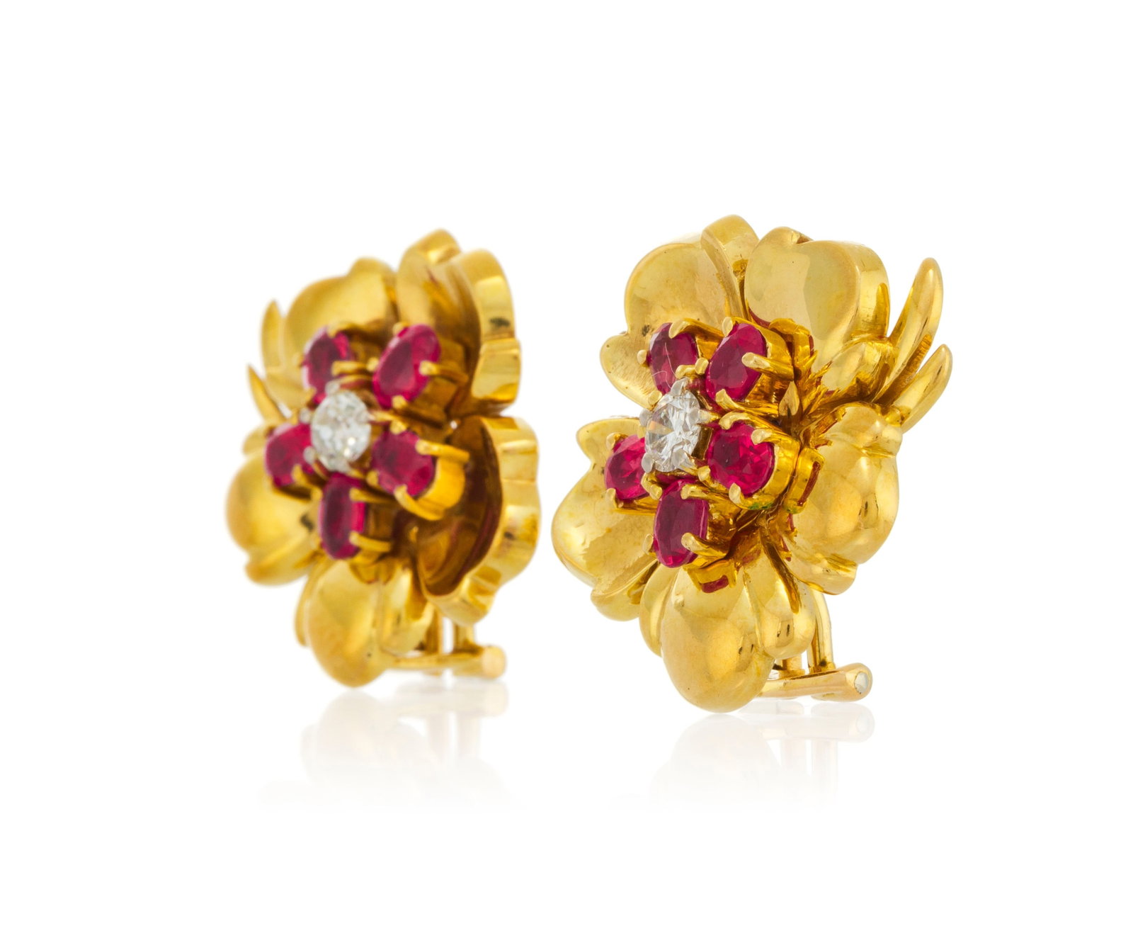 Paire de clips d'oreilles fleurs années 1940-50 or 750, les pistils sertis de saphirs roses ova - 2