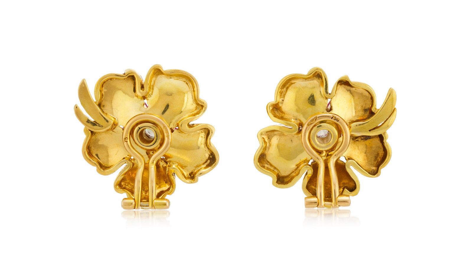Paire de clips d'oreilles fleurs années 1940-50 or 750, les pistils sertis de saphirs roses ova - 3