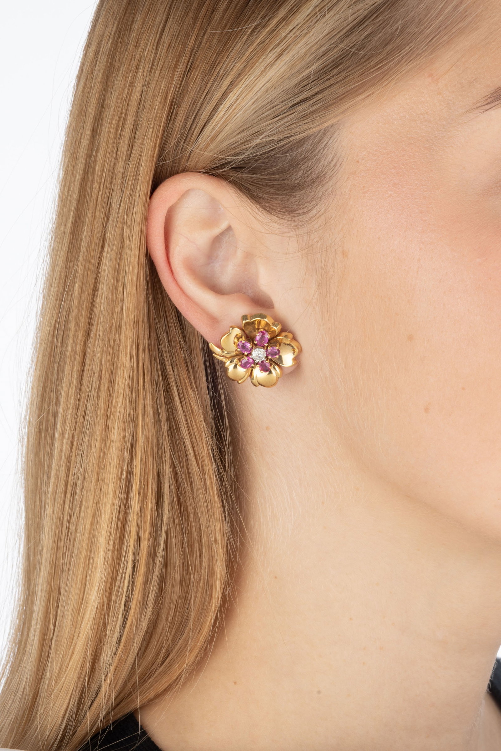 Paire de clips d'oreilles fleurs années 1940-50 or 750, les pistils sertis de saphirs roses ova - 4