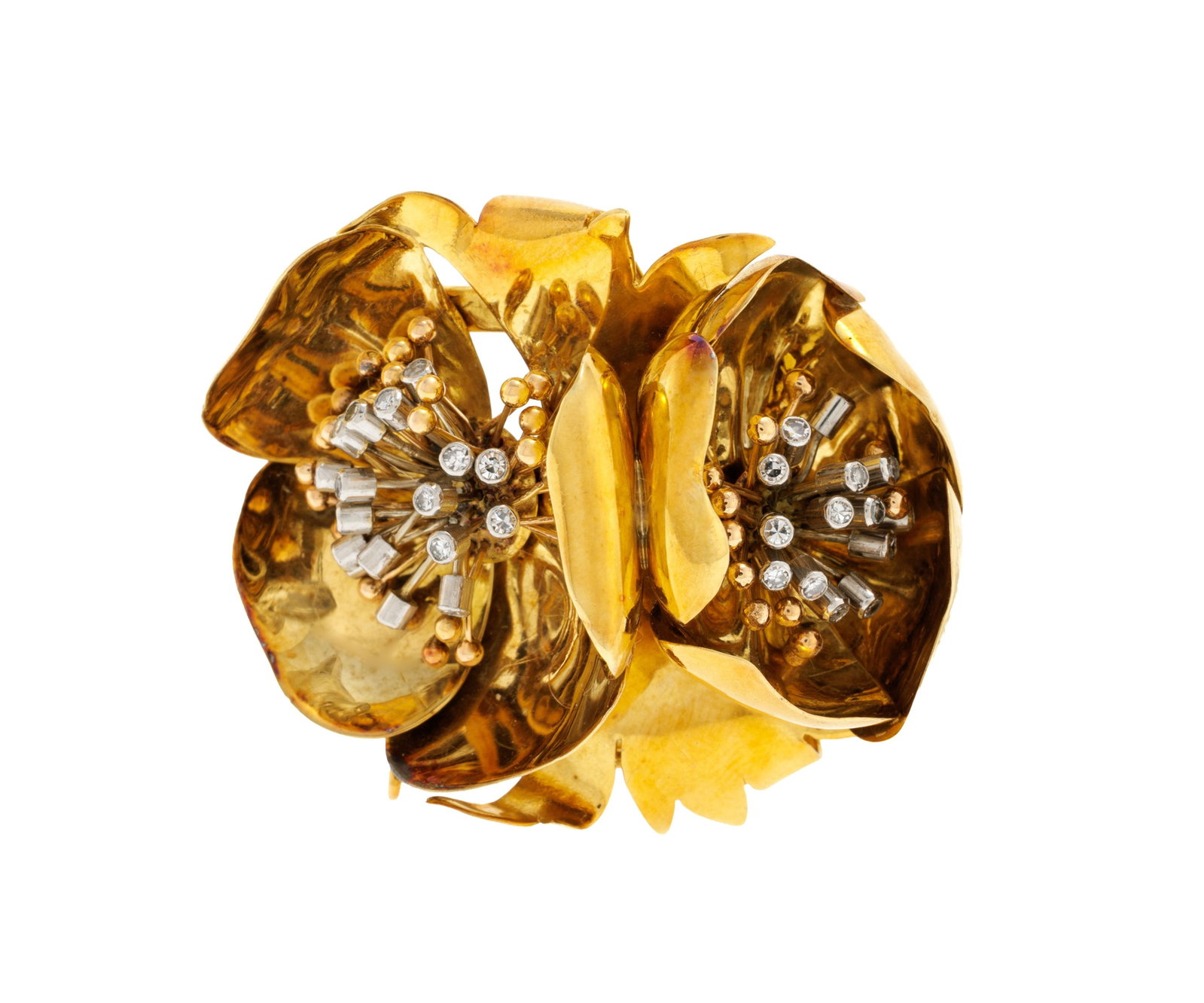 Broche années 1940-50 2 ors 750 figurant des fleurs, les étamines serties de diamants tail: Broche années 1940-50 2 ors 750 figurant des fleurs, les étamines serties de diamants taille 8/8, h. 3.5 cm, 29g Condition Bon état de conservation général. Présence de