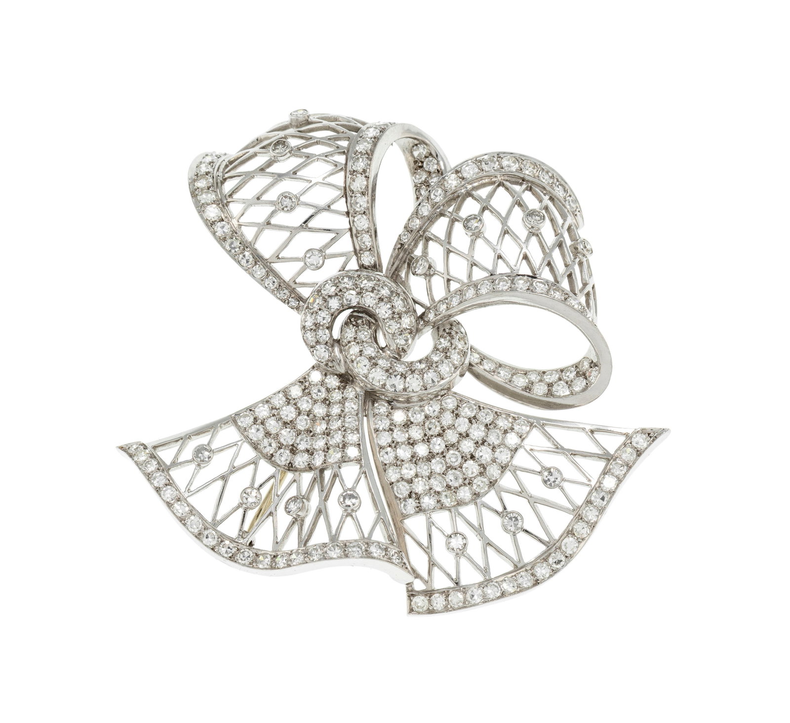 Broche Art Déco platine et or gris 750 à motif de nœud ajouré de croisillons ser: Broche Art Déco platine et or gris 750 à motif de nœud ajouré de croisillons serti de diamants taille 8/8, h. 6 cm, 26g Pour moi c'est 1940 NC Condition Monture: Très bon
