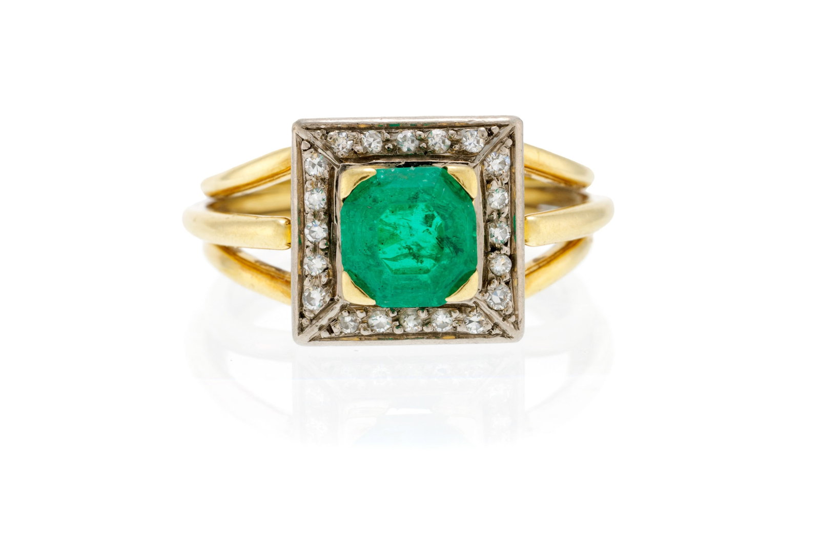 Bague années 1950-60 2 ors 750 sertie d'une émeraude octogonale encadrée de diamants : Bague années 1950-60 2 ors 750 sertie d'une émeraude octogonale encadrée de diamants taille 8/8, doigt 52-12, 5g Condition Monture: Bon état de conservation général.