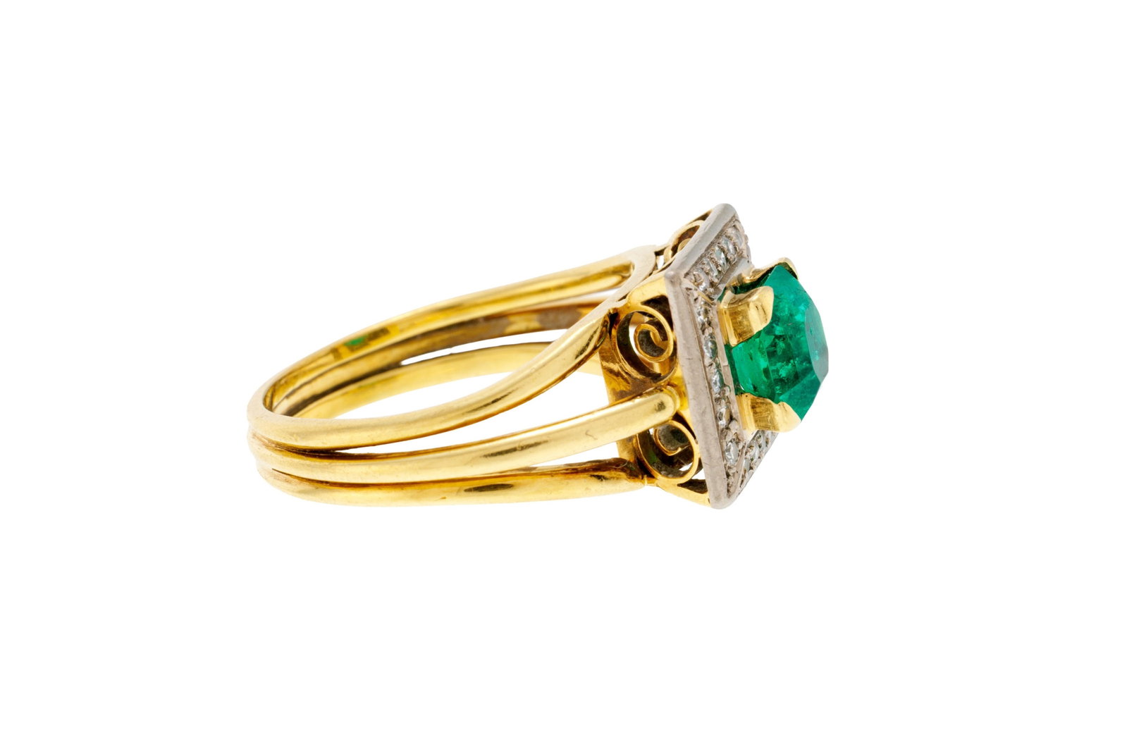 Bague années 1950-60 2 ors 750 sertie d'une émeraude octogonale encadrée de diamants  - 2