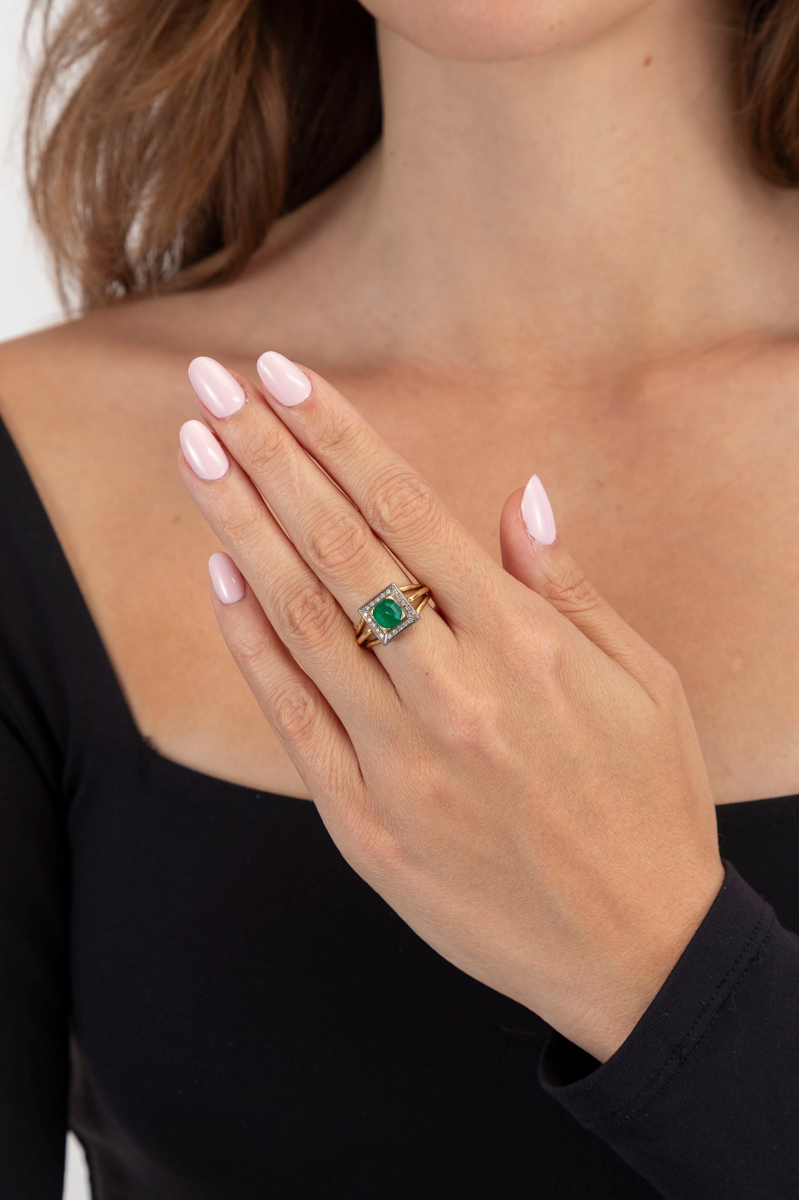 Bague années 1950-60 2 ors 750 sertie d'une émeraude octogonale encadrée de diamants  - 4