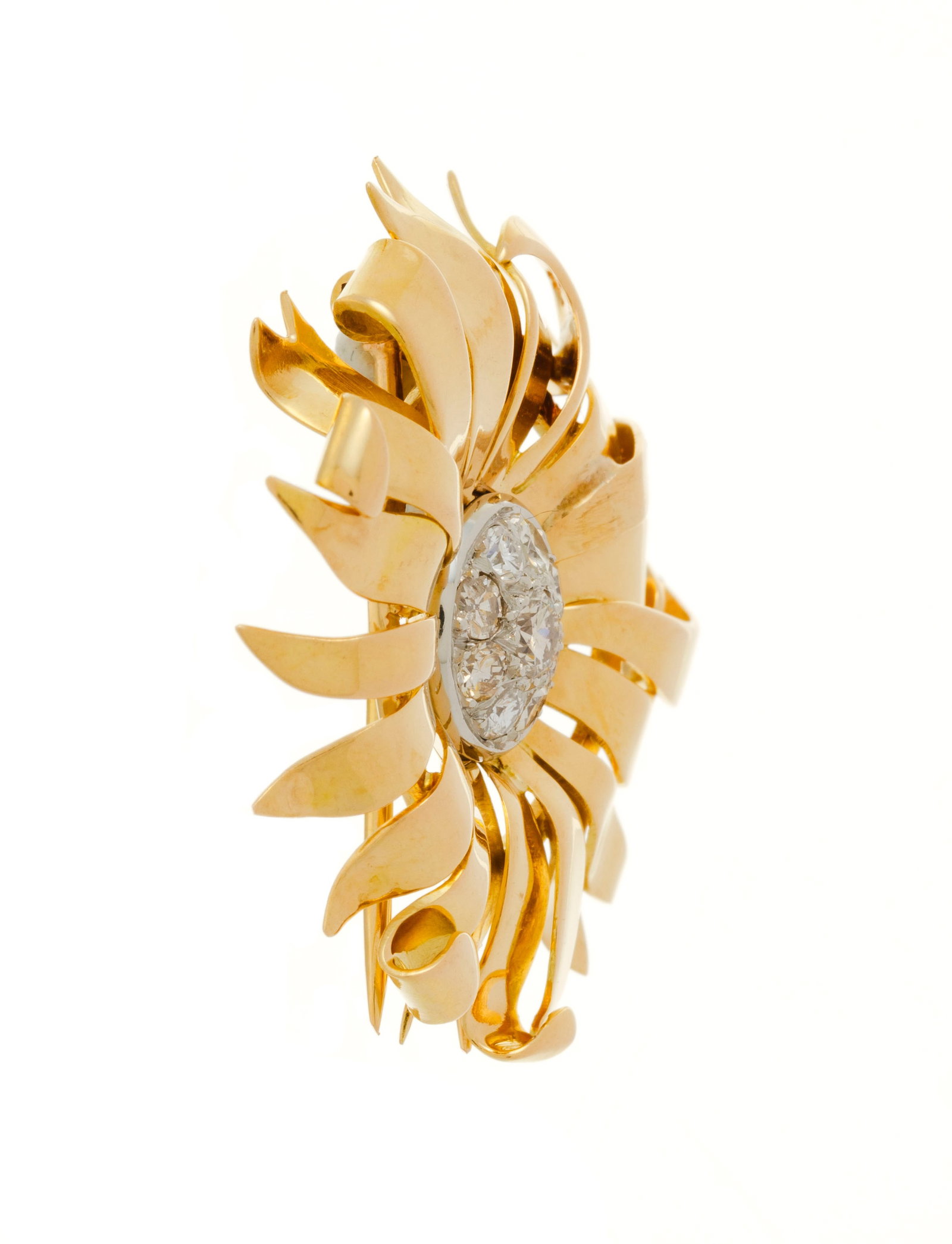 Broche fleur années 1940-50 2 ors 750, les étamines serties de diamants taille 8/8 et bril - 2