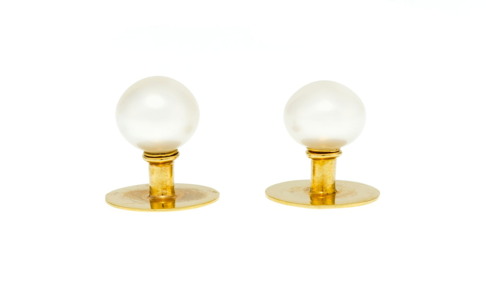 Paire de boutons de chemise en or 750 ornés de deux perles boutons naturelles d'eau de mer selo: Paire de boutons de chemise en or 750 ornés de deux perles boutons naturelles d'eau de mer selon le rapport GGTL n°26-B-9161 daté du 21/04/2026, h. 1.2 cm Condition Bon état de