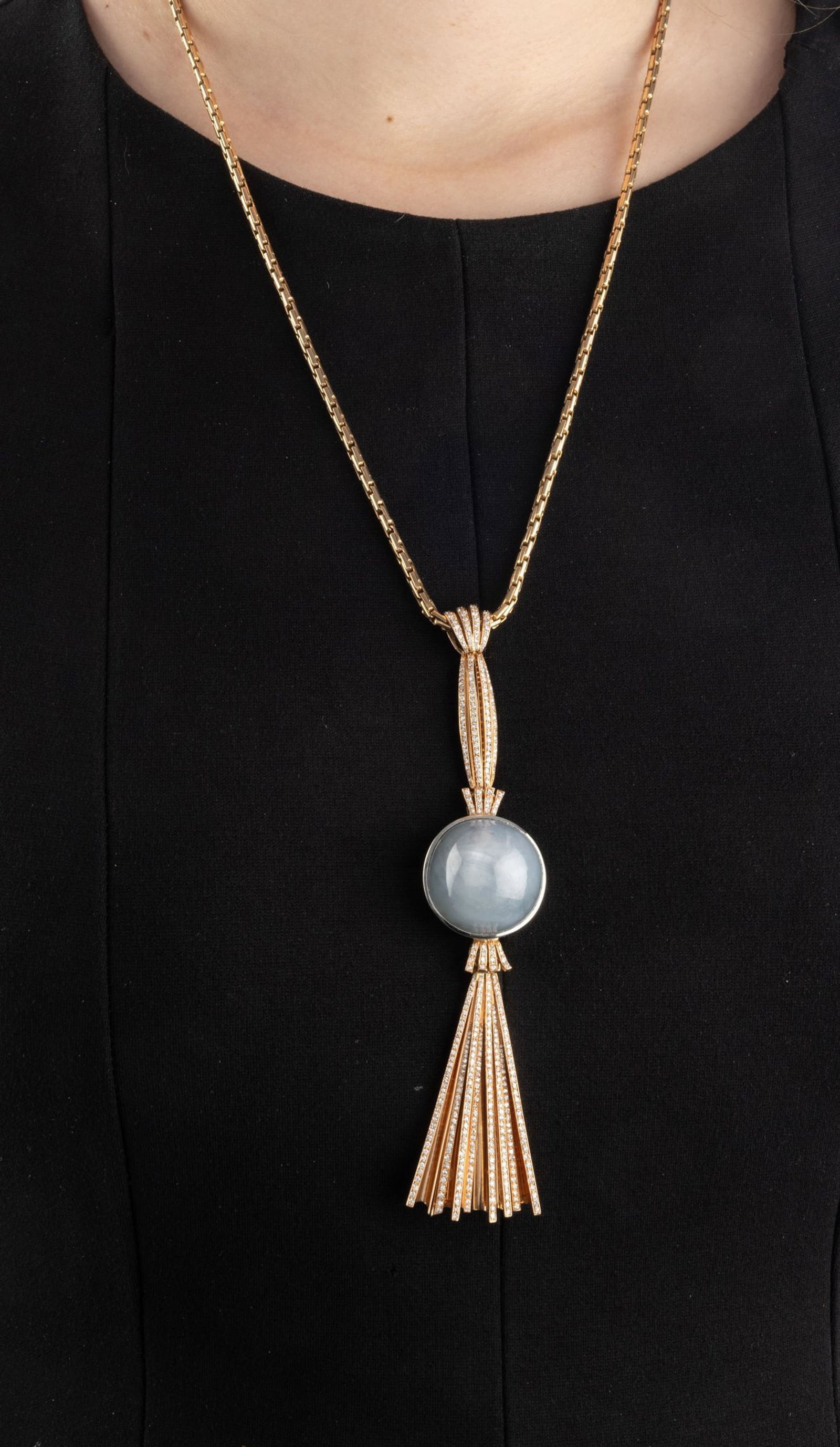 Pendentif comète circa 1945 or rose 750 serti d'un saphir étoilé bleu-gris (env. 120  - 6