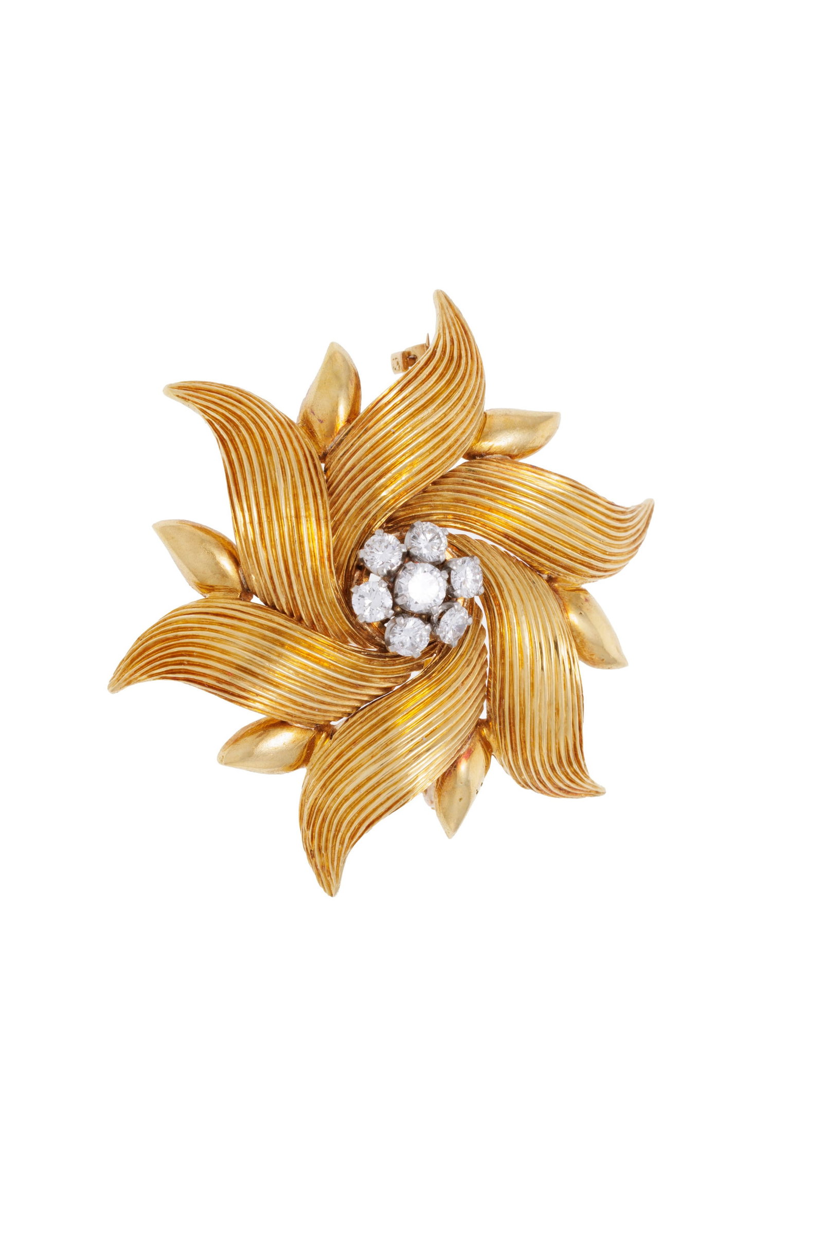 Boucheron, broche années 1950 or 750 et platine stylisant une fleur aux pétales rainur: Boucheron, broche années 1950 or 750 et platine stylisant une fleur aux pétales rainurés, les étamines serties de diamants taille brillant, signée, diam. 4.2 cm, 12g,