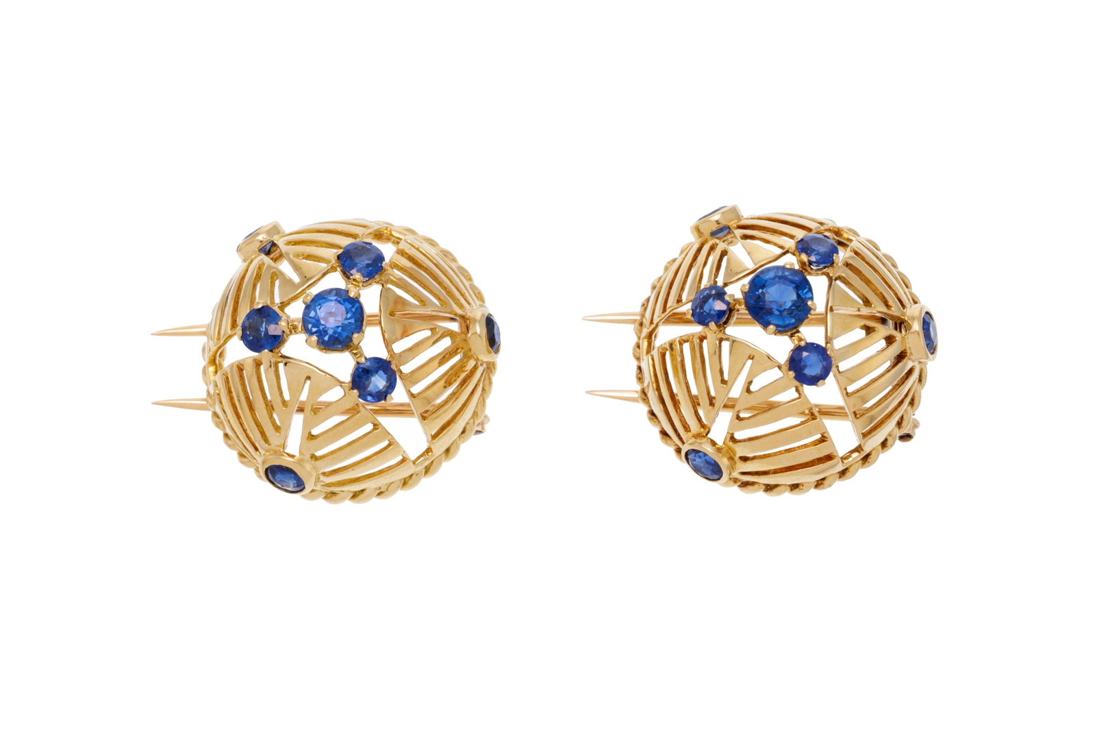 Paire de petites broches années 1940-50 or 750 à motif bombé ajouré à d: Paire de petites broches années 1940-50 or 750 à motif bombé ajouré à décor de palmettes et serties de saphirs taille ronde, l'une numérotée 72711 et portant un