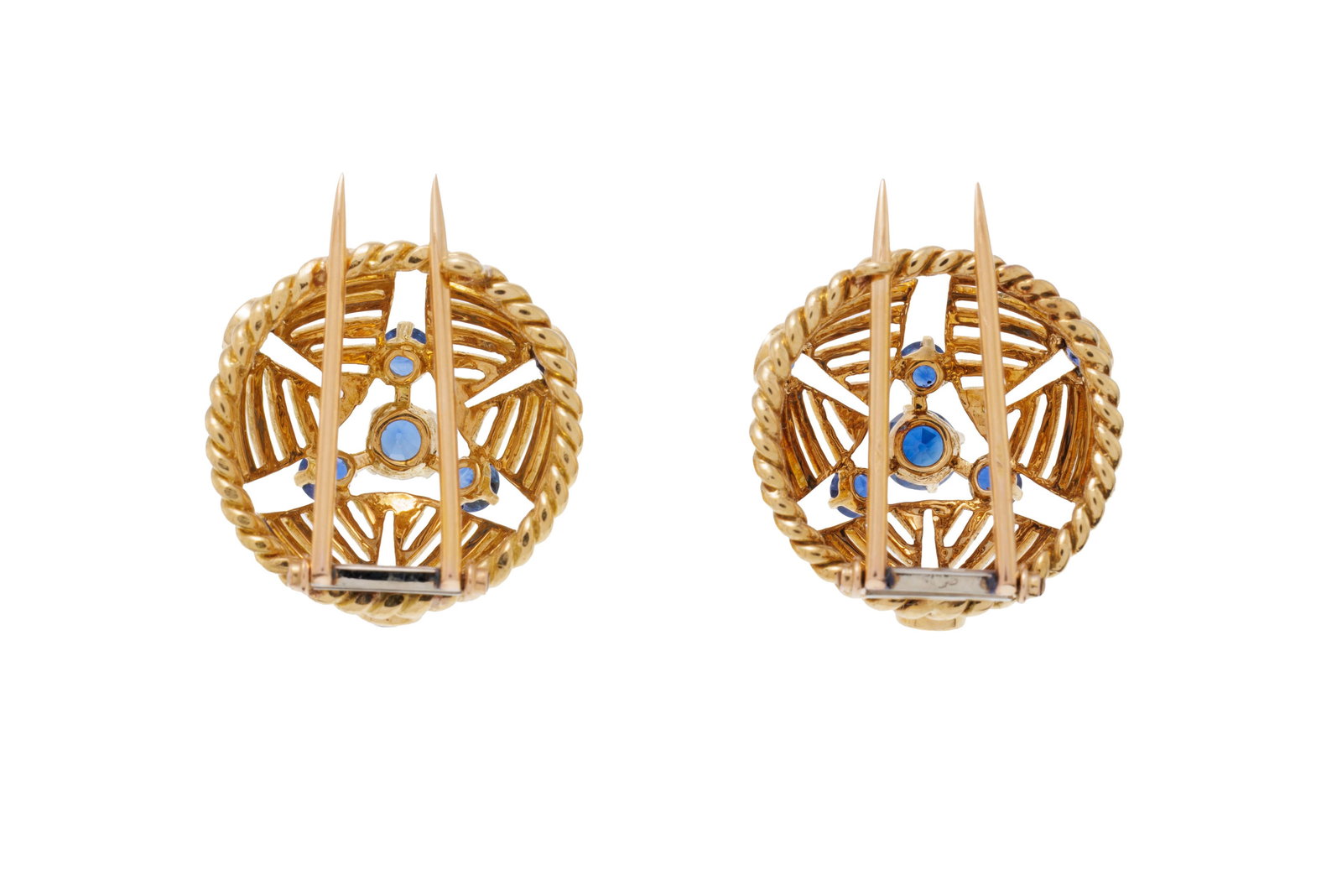 Paire de petites broches années 1940-50 or 750 à motif bombé ajouré à d - 3