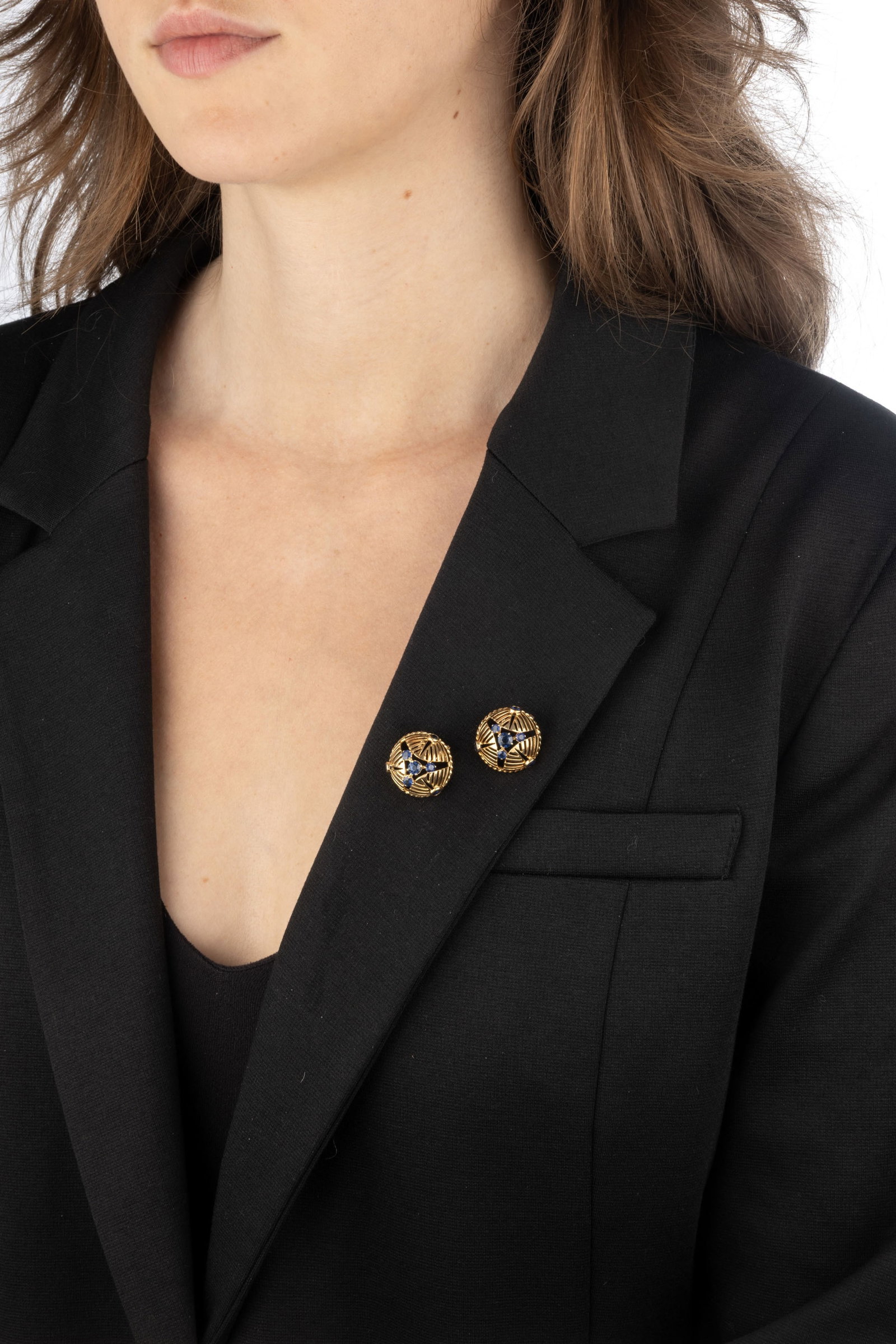 Paire de petites broches années 1940-50 or 750 à motif bombé ajouré à d - 4