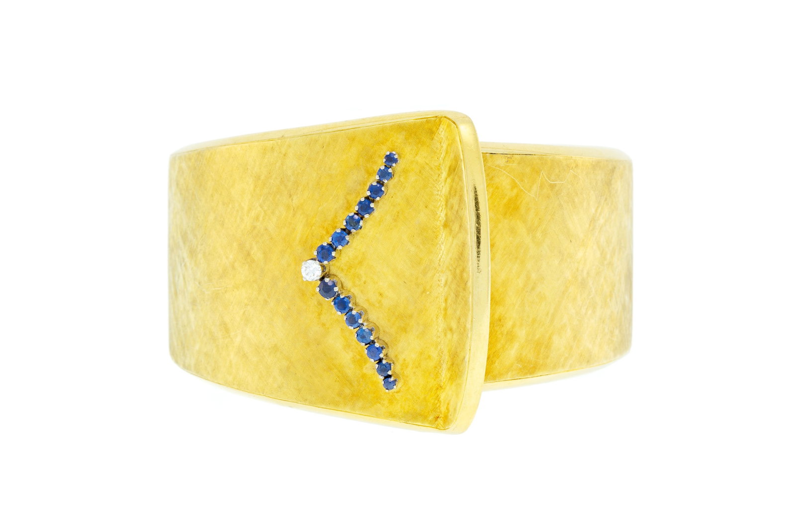 Tiffany&Co, bracelet rigide or 750 texturé orné d'un motif serti de saphirs et d'un diaman: Tiffany&Co, bracelet rigide or 750 texturé orné d'un motif serti de saphirs et d'un diamant taille brillant, signé, circ. 16.5 cm, 57g