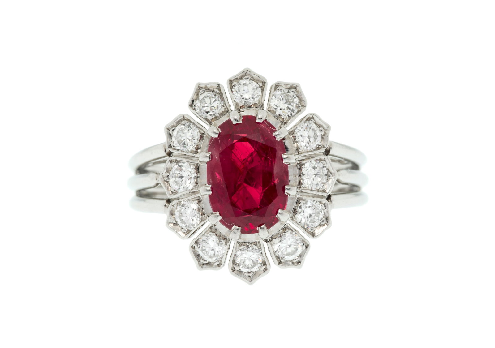 Bague fleur platine sertie d'un rubis ovale entouré de diamants taille brillant, doigt 52-12 (1 of 4)