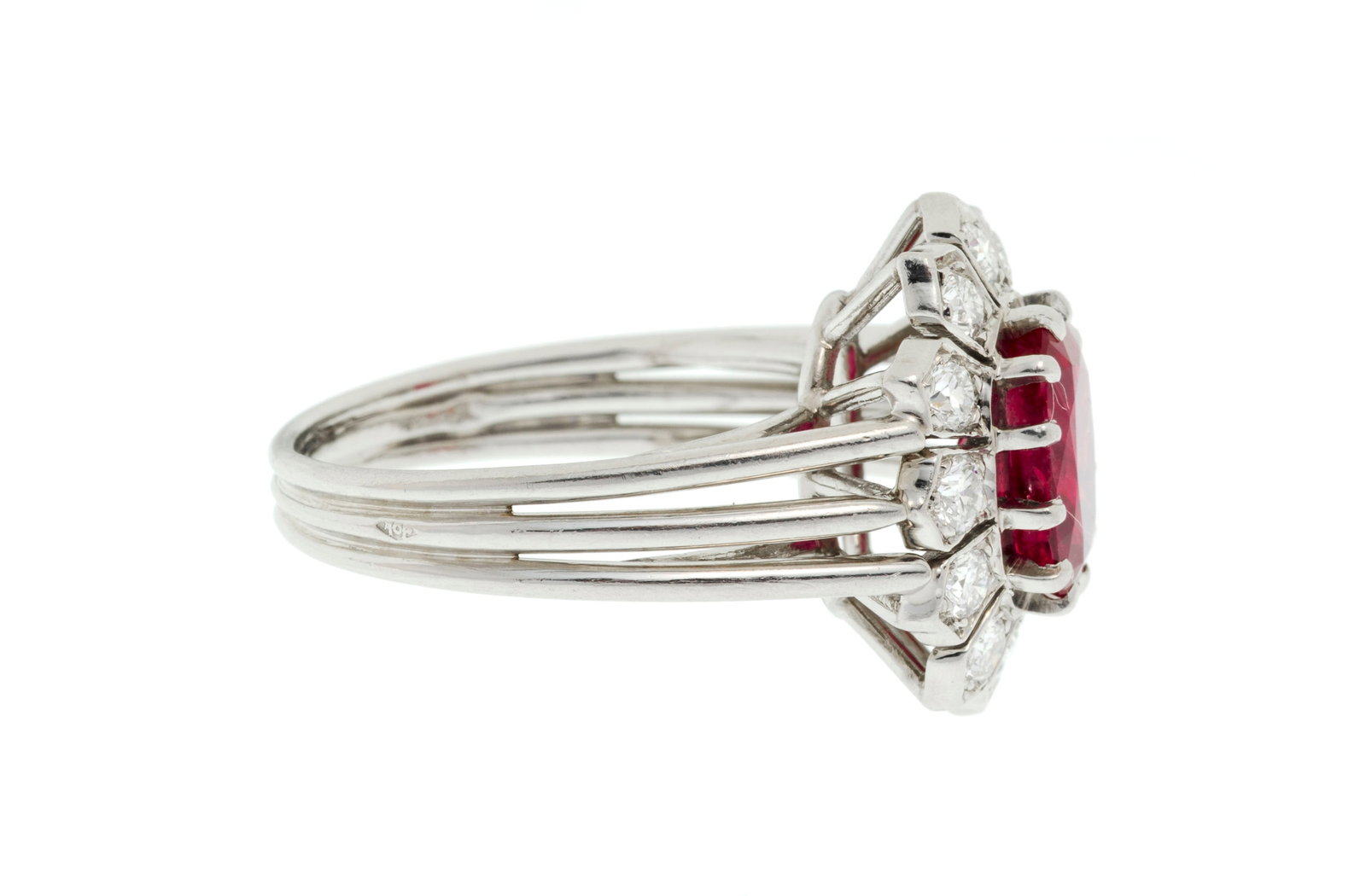 Bague fleur platine sertie d'un rubis ovale entouré de diamants taille brillant, doigt 52-12 - 2