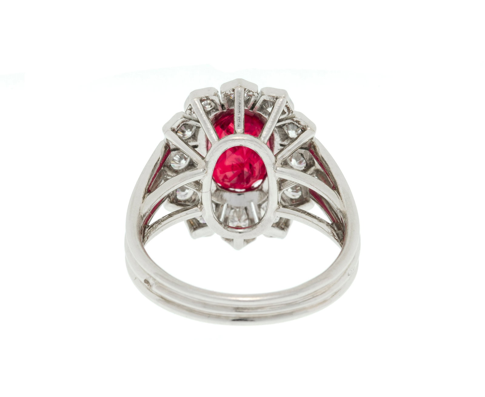 Bague fleur platine sertie d'un rubis ovale entouré de diamants taille brillant, doigt 52-12 - 3