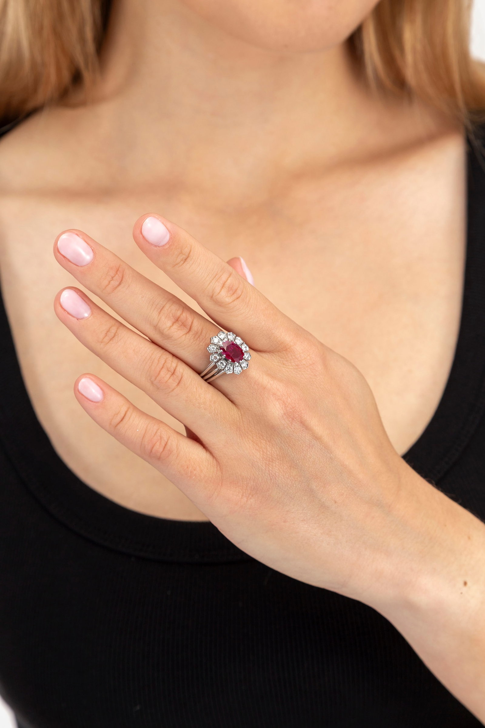 Bague fleur platine sertie d'un rubis ovale entouré de diamants taille brillant, doigt 52-12 - 4