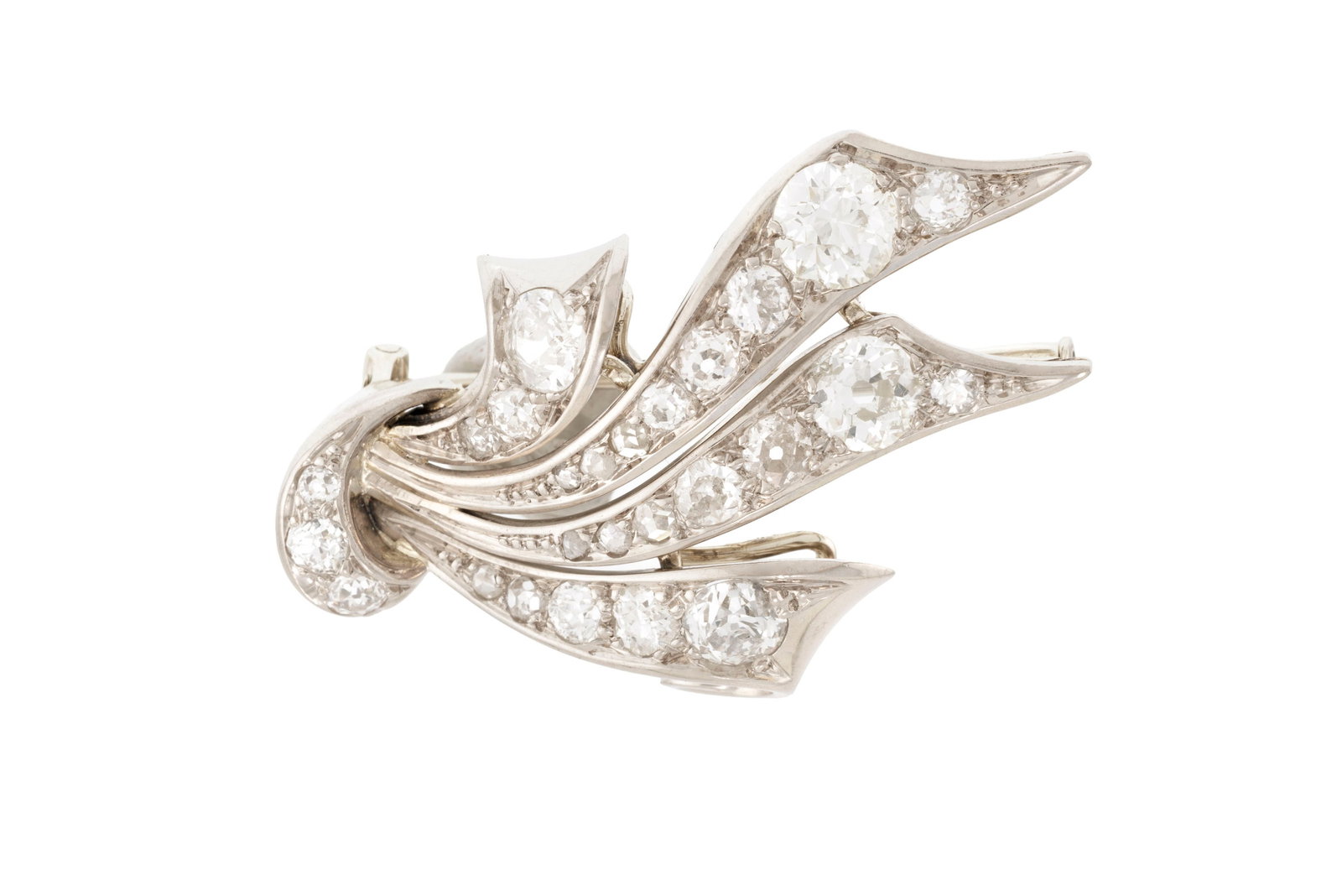 Broche double en or gris 750 à motif de rubans sertis de diamants taille ancienne, h. 2.5 et 3.: Broche double en or gris 750 à motif de rubans sertis de diamants taille ancienne, h. 2.5 et 3.7 cm, 15g Condition Bon état de conservation général. Présence de rayures et