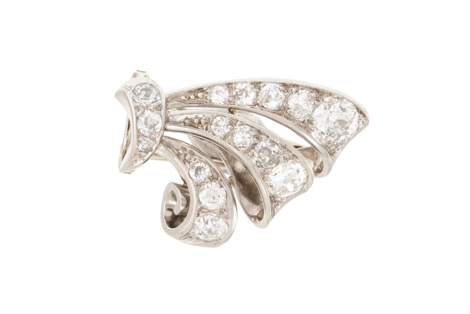 Broche double en or gris 750 à motif de rubans sertis de diamants taille ancienne, h. 2.5 et 3. - 2