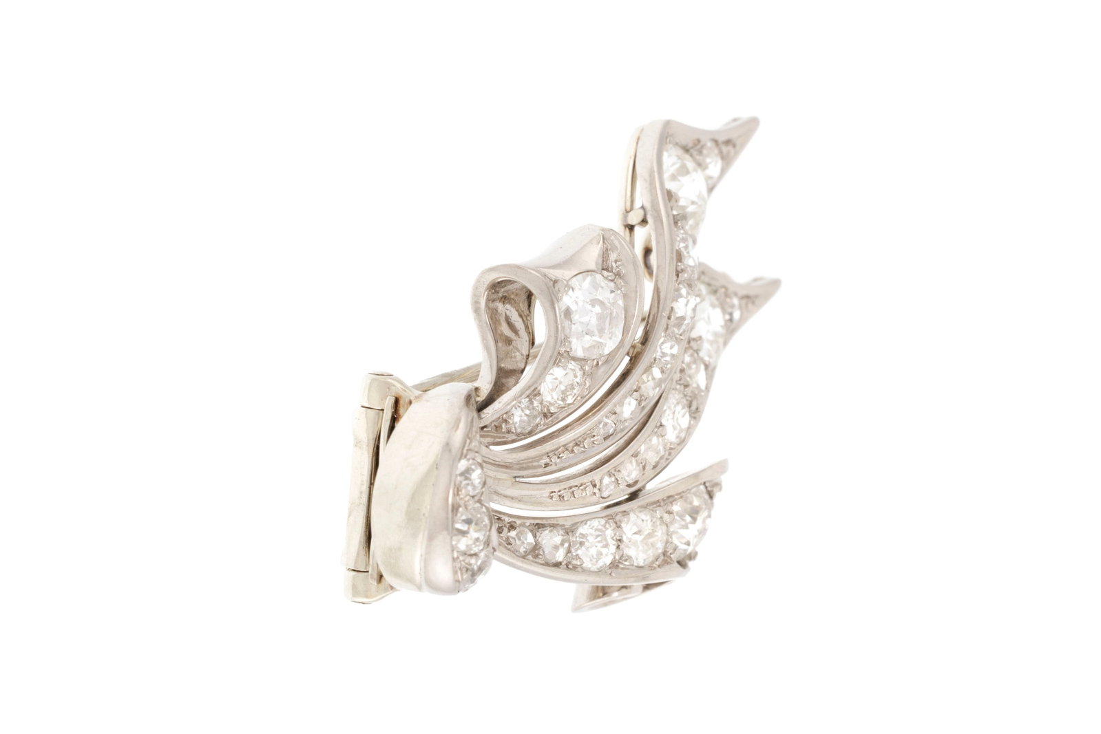 Broche double en or gris 750 à motif de rubans sertis de diamants taille ancienne, h. 2.5 et 3. - 4